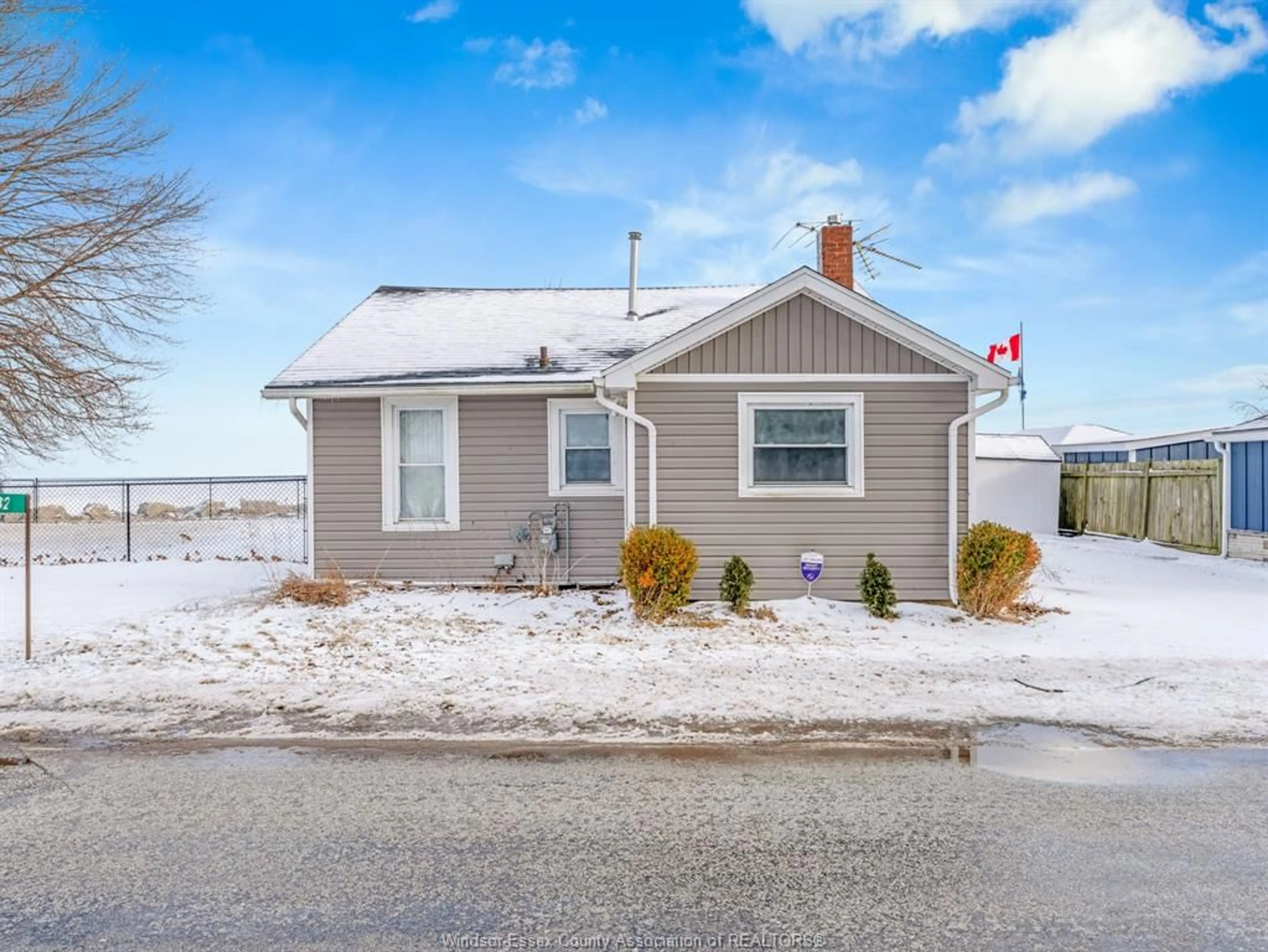 Home with vinyl exterior material, street for 32 PULLEY Rd, Leamington Ontario N0P 2P0