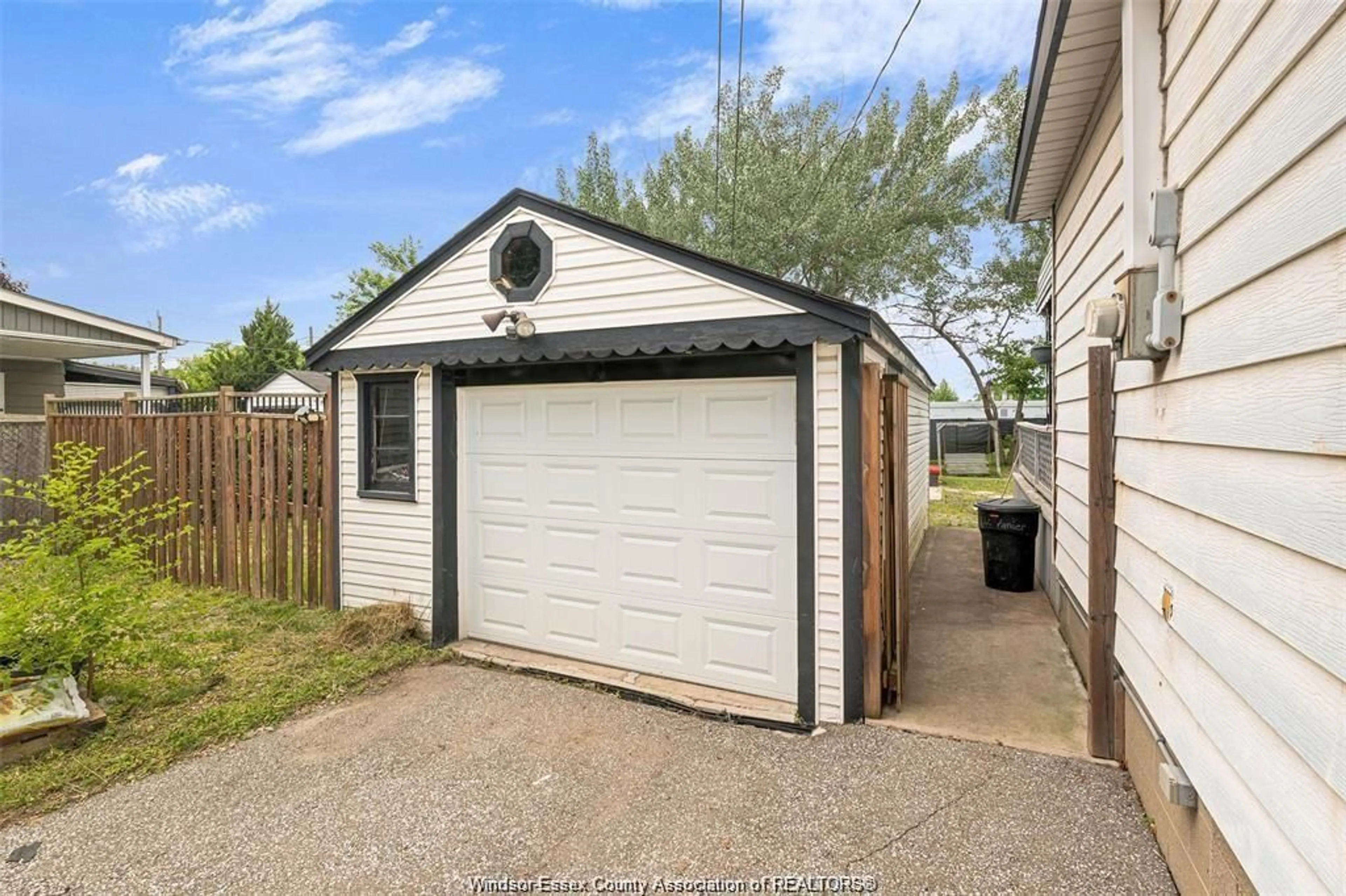 Indoor garage for 732 VANIER St, Windsor Ontario N8X 3E6