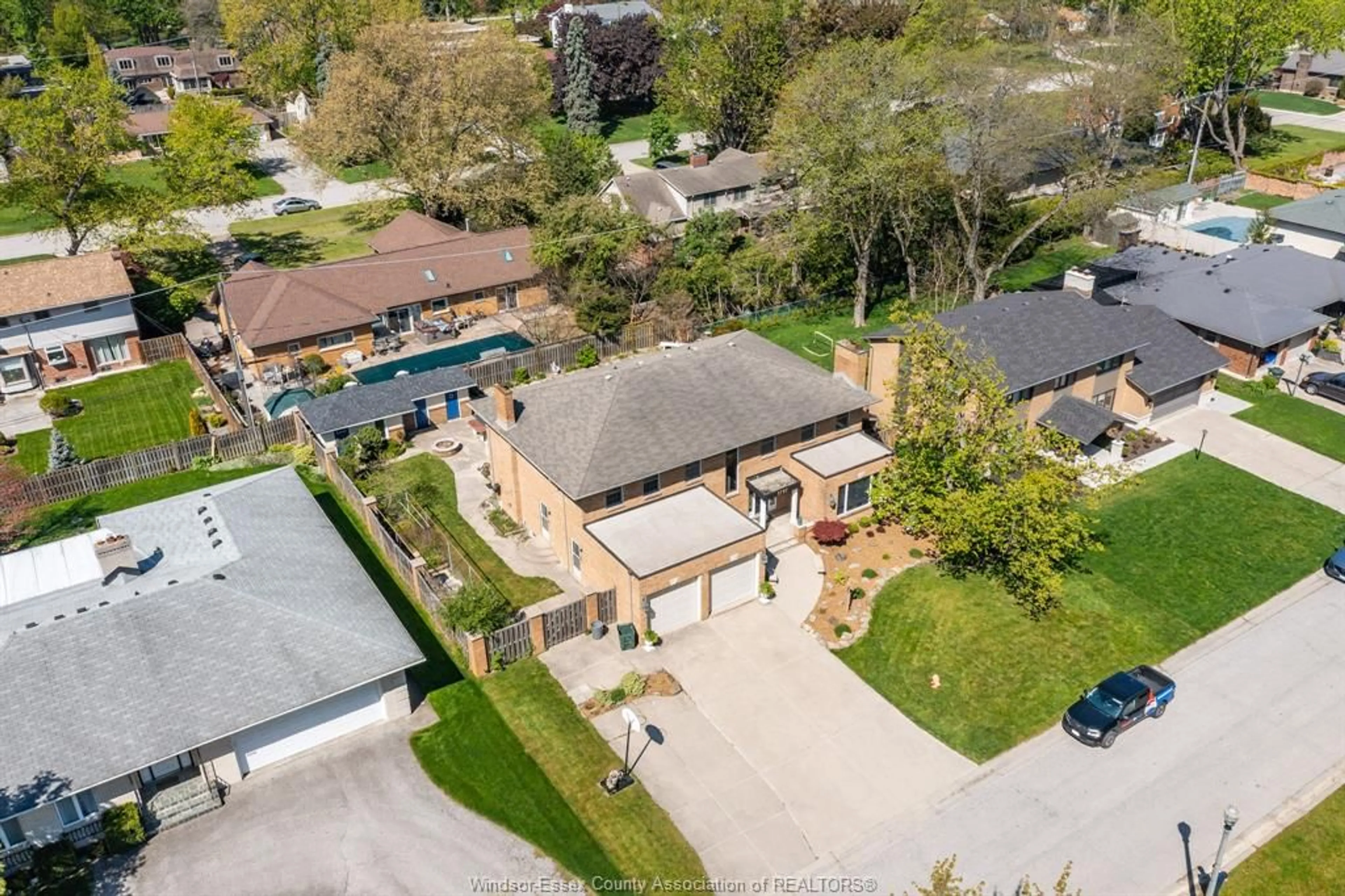 A pic from outside/outdoor area/front of a property/back of a property/a pic from drone, street for 3737 HUNTINGTON Ave, Windsor Ontario N9E 3N4