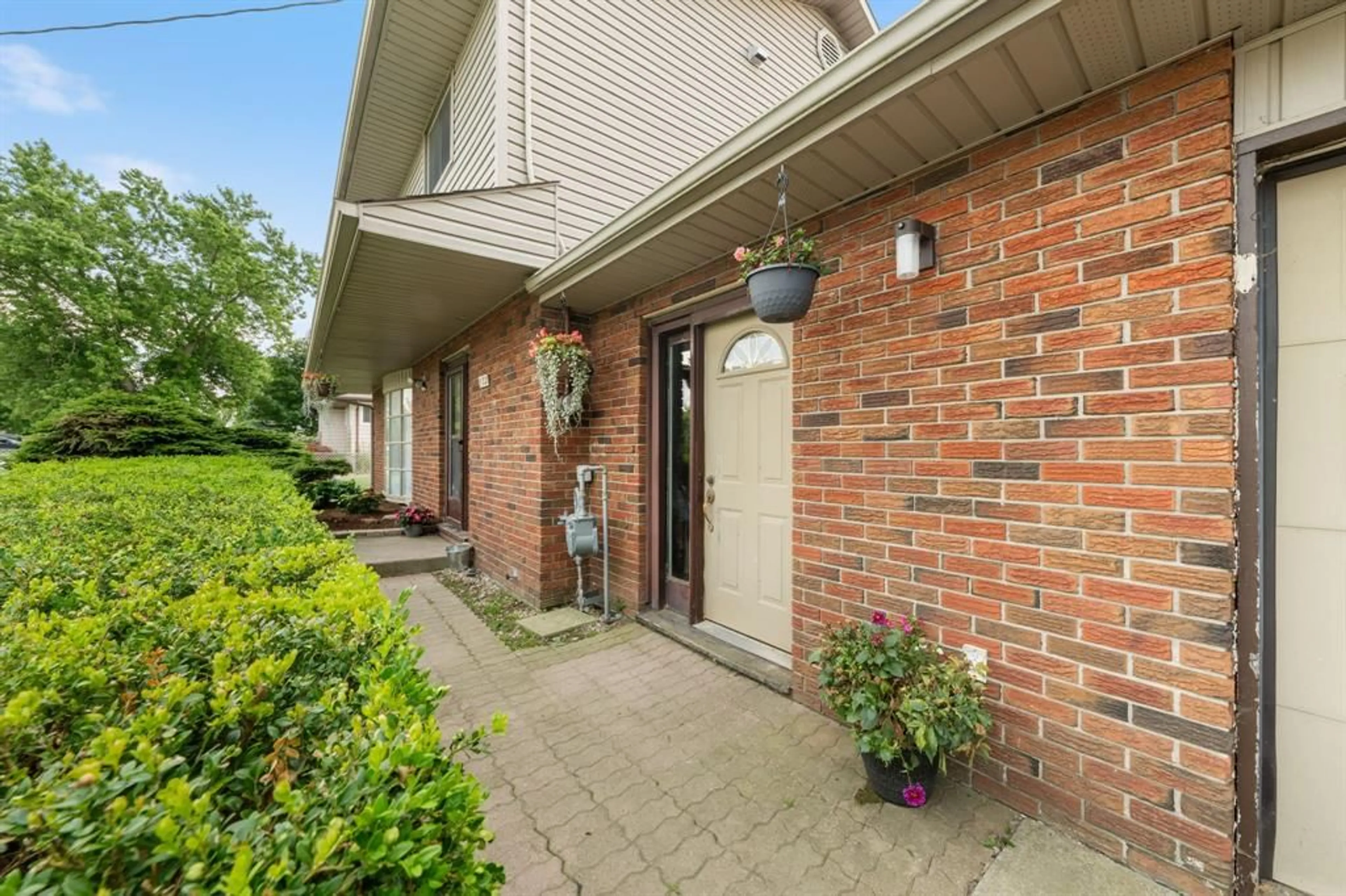 Patio, street for 582 NIAGRA St, Plympton-Wyoming Ontario N0N 1T0