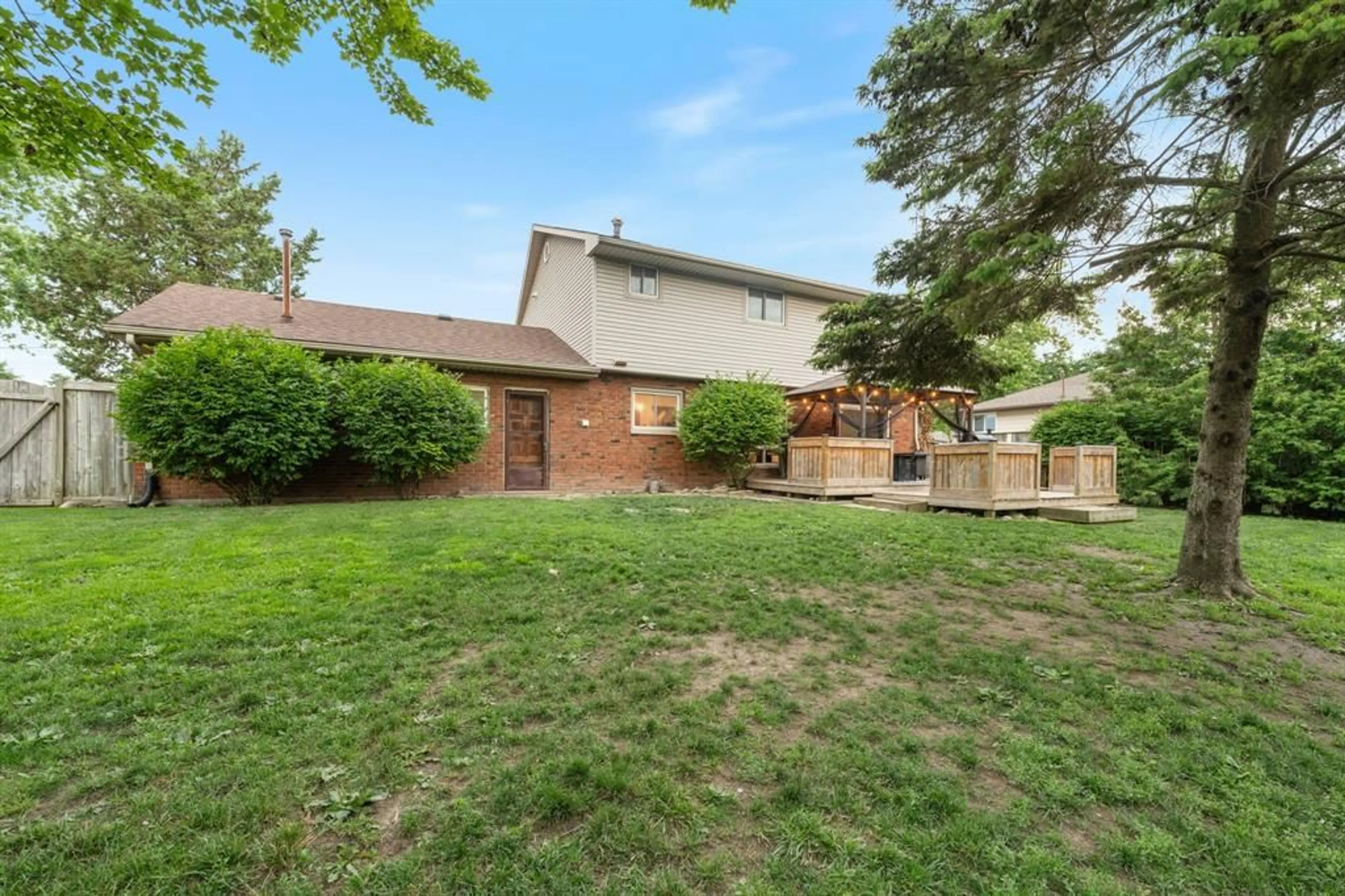 Patio, unknown for 582 NIAGRA St, Plympton-Wyoming Ontario N0N 1T0