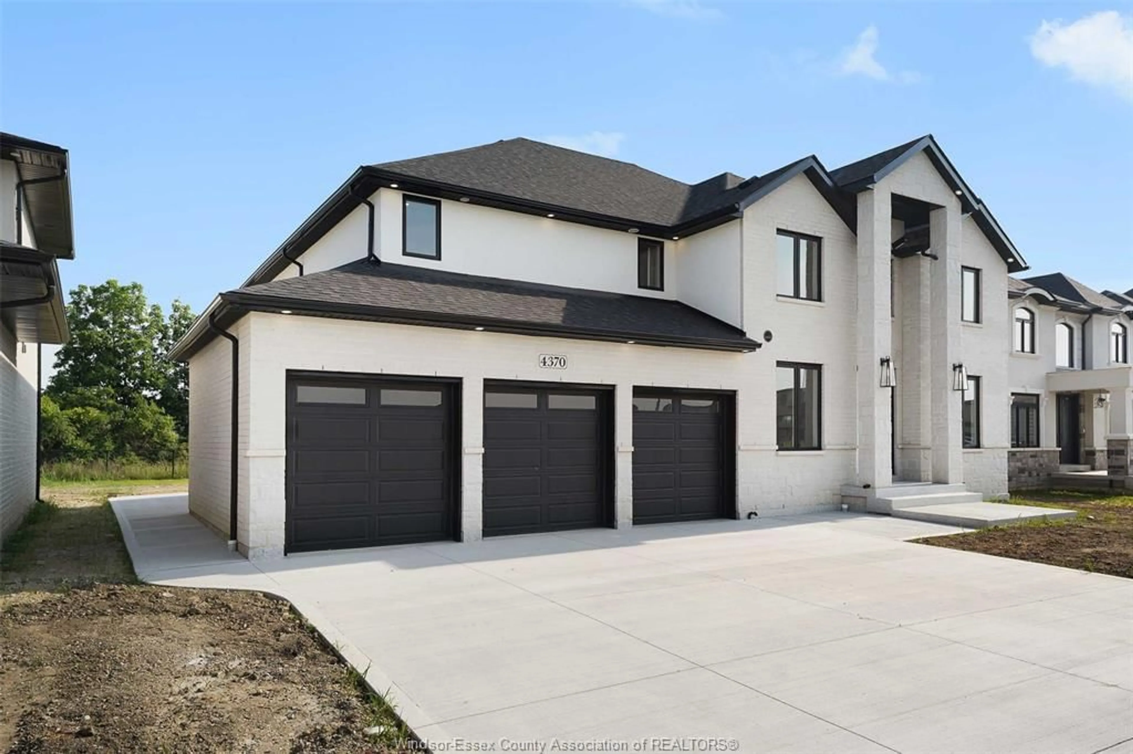 Indoor garage for 4370 CATERINA Cres, LaSalle Ontario N9H 0N3