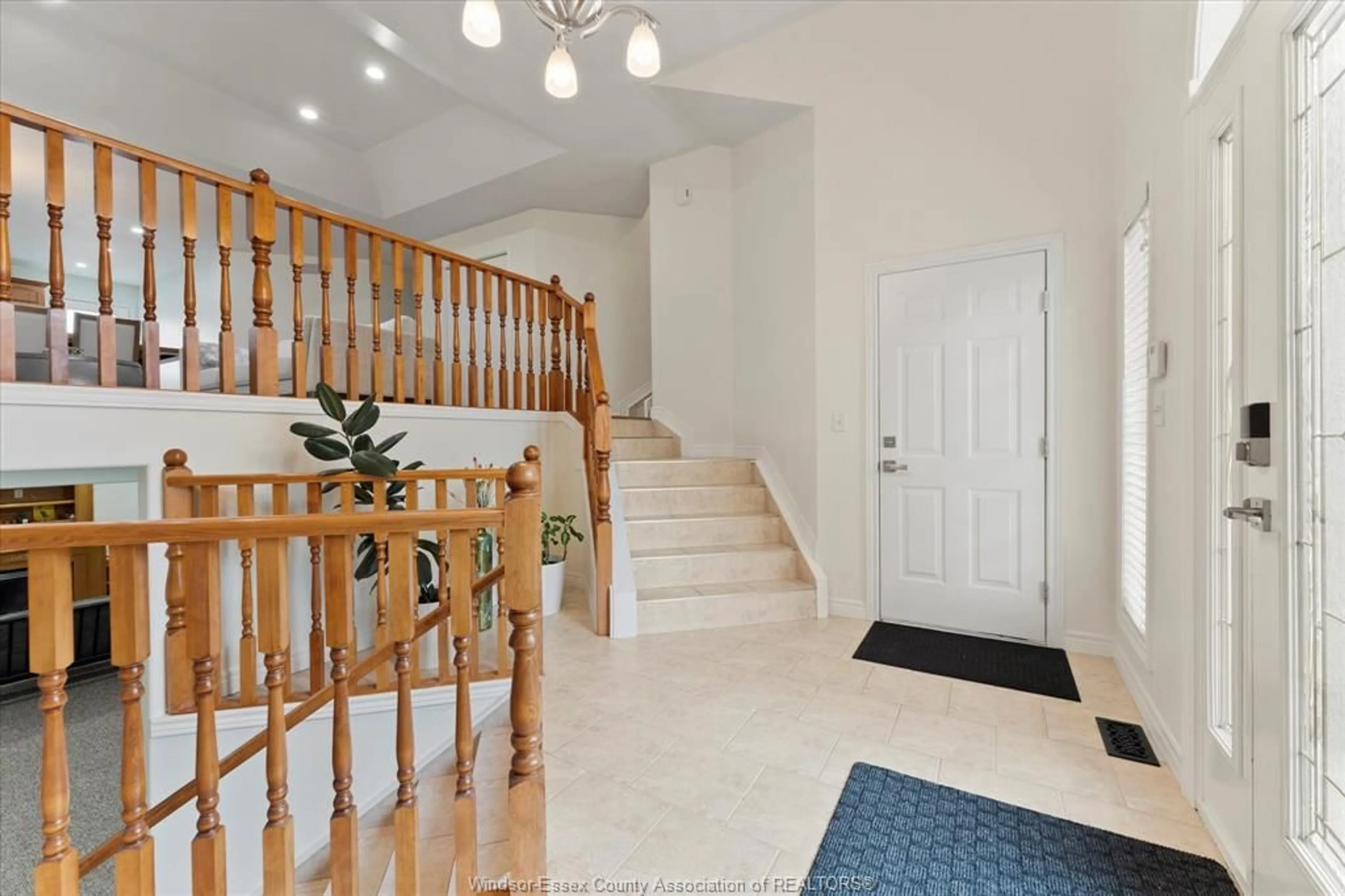 Indoor foyer for 4583 BRUNSWICK Ave, Windsor Ontario N9G 3G7