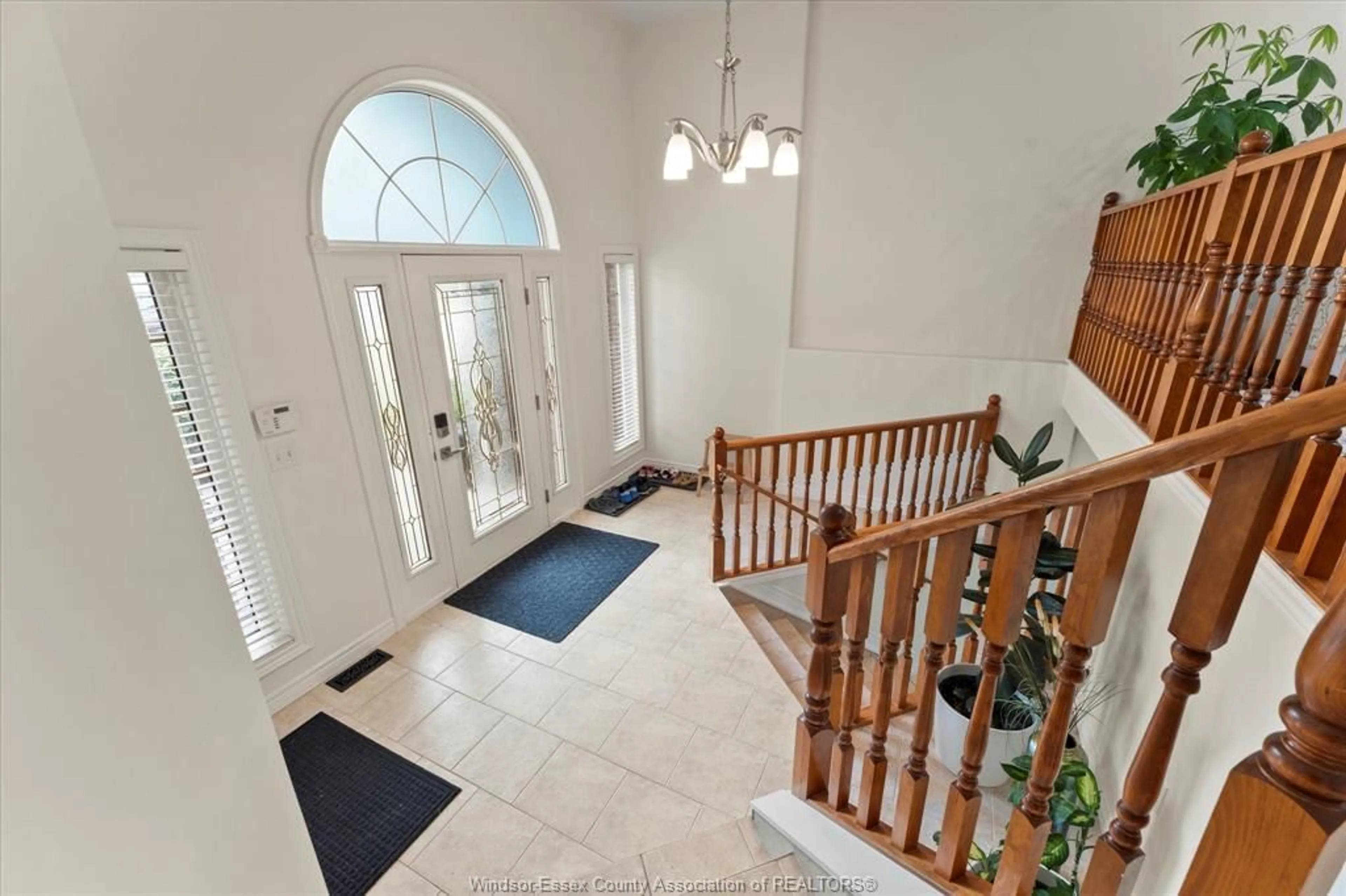 Indoor foyer for 4583 BRUNSWICK Ave, Windsor Ontario N9G 3G7