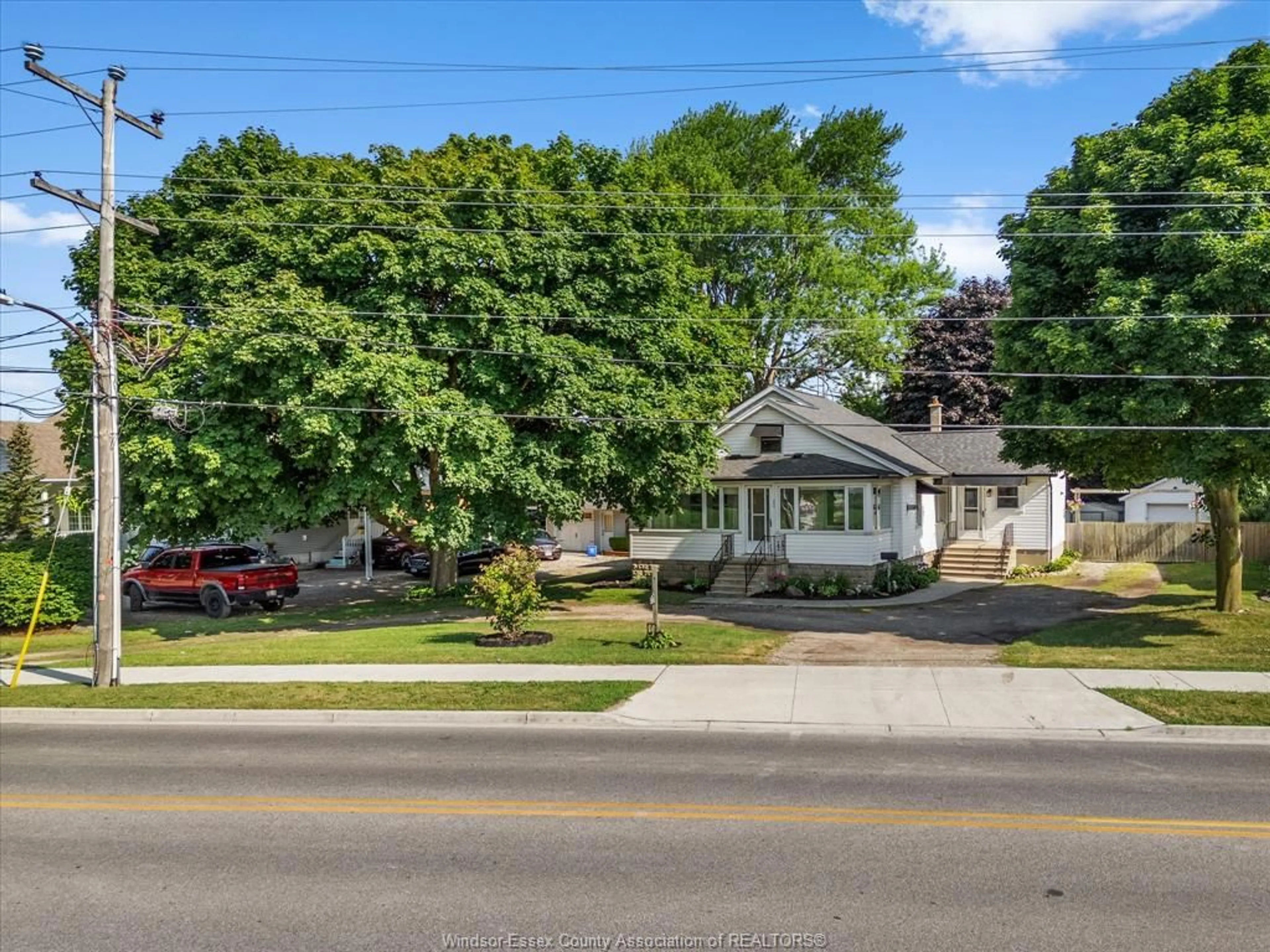 A pic from outside/outdoor area/front of a property/back of a property/a pic from drone, street for 286 Main Street, Kingsville Ontario N9Y 3M9