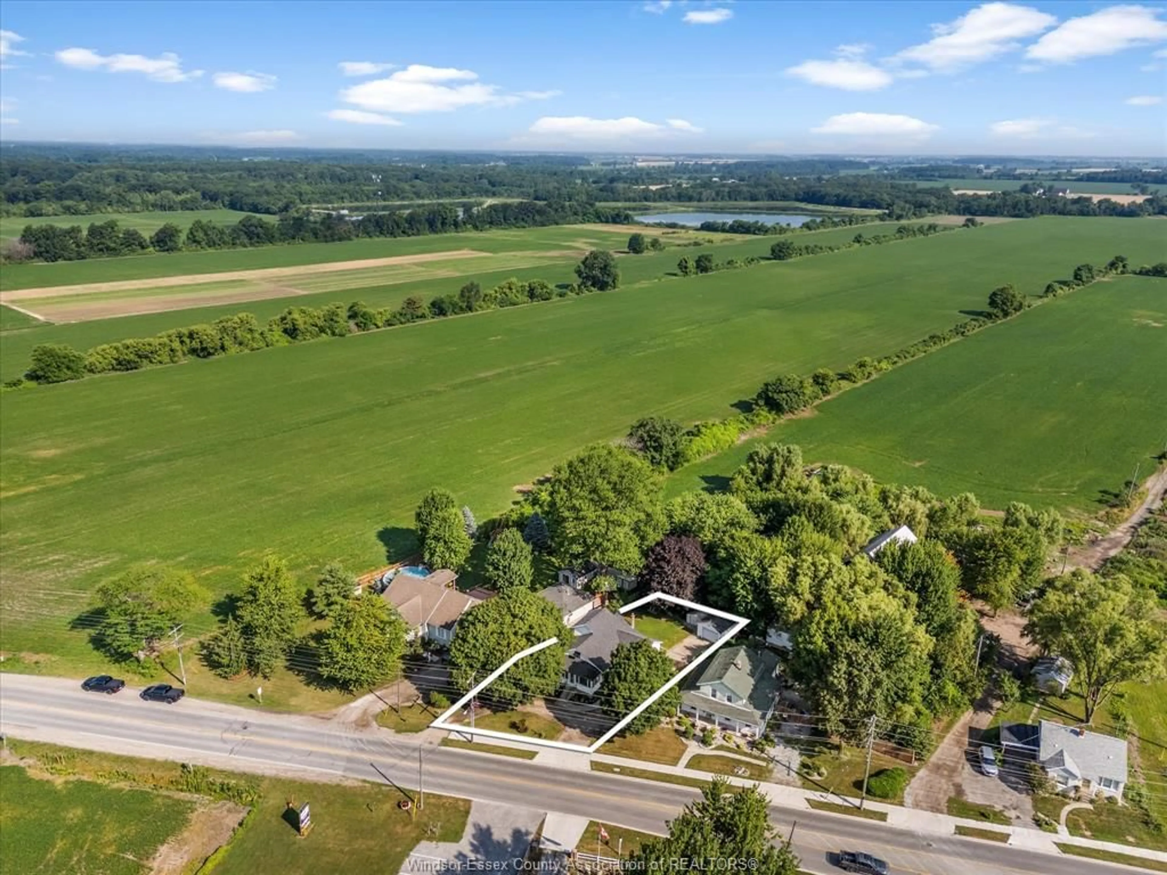 A pic from outside/outdoor area/front of a property/back of a property/a pic from drone, unknown for 286 Main Street, Kingsville Ontario N9Y 3M9