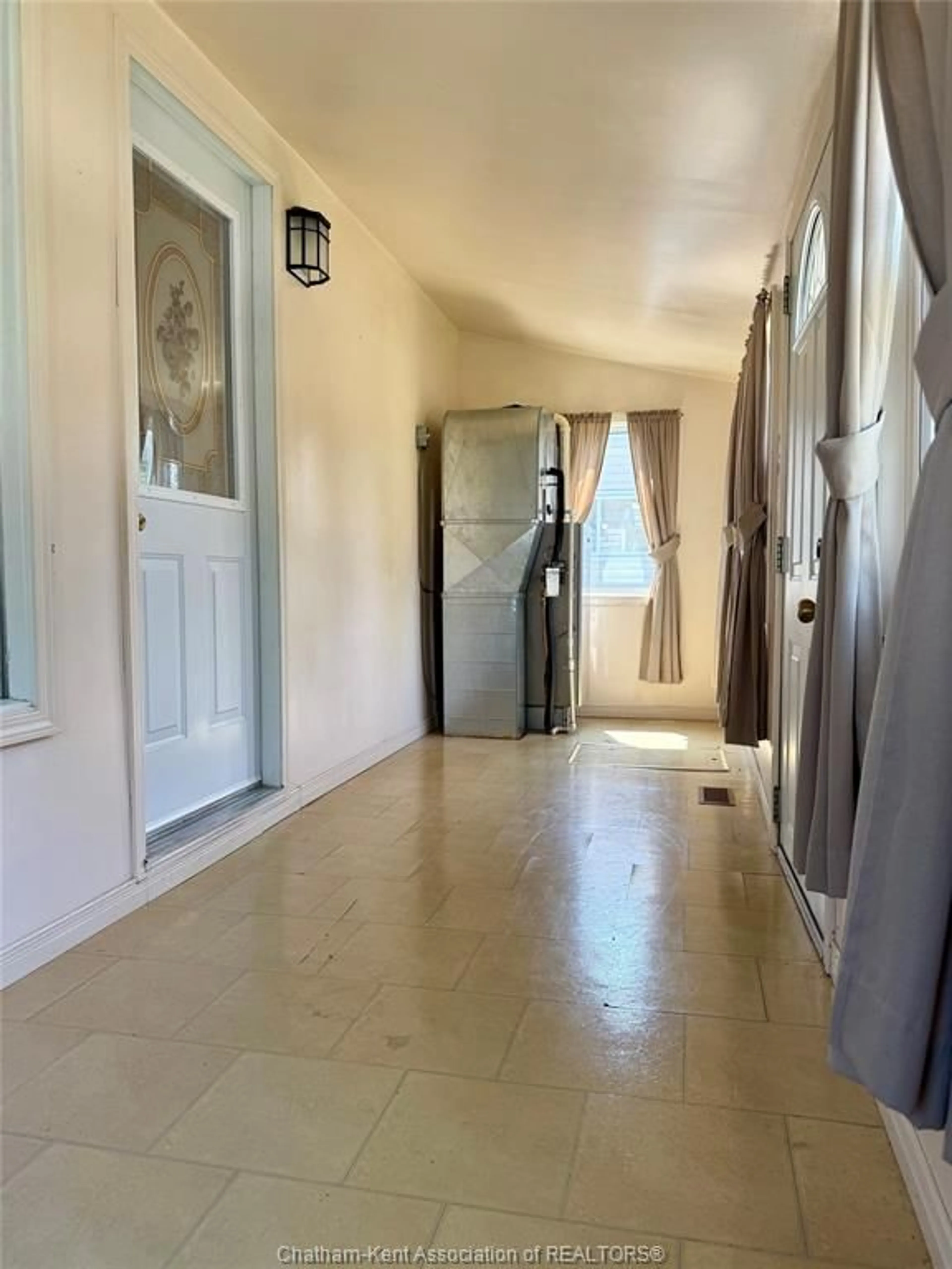 Indoor foyer for 222 Sandys St, Chatham Ontario N7L 3P8
