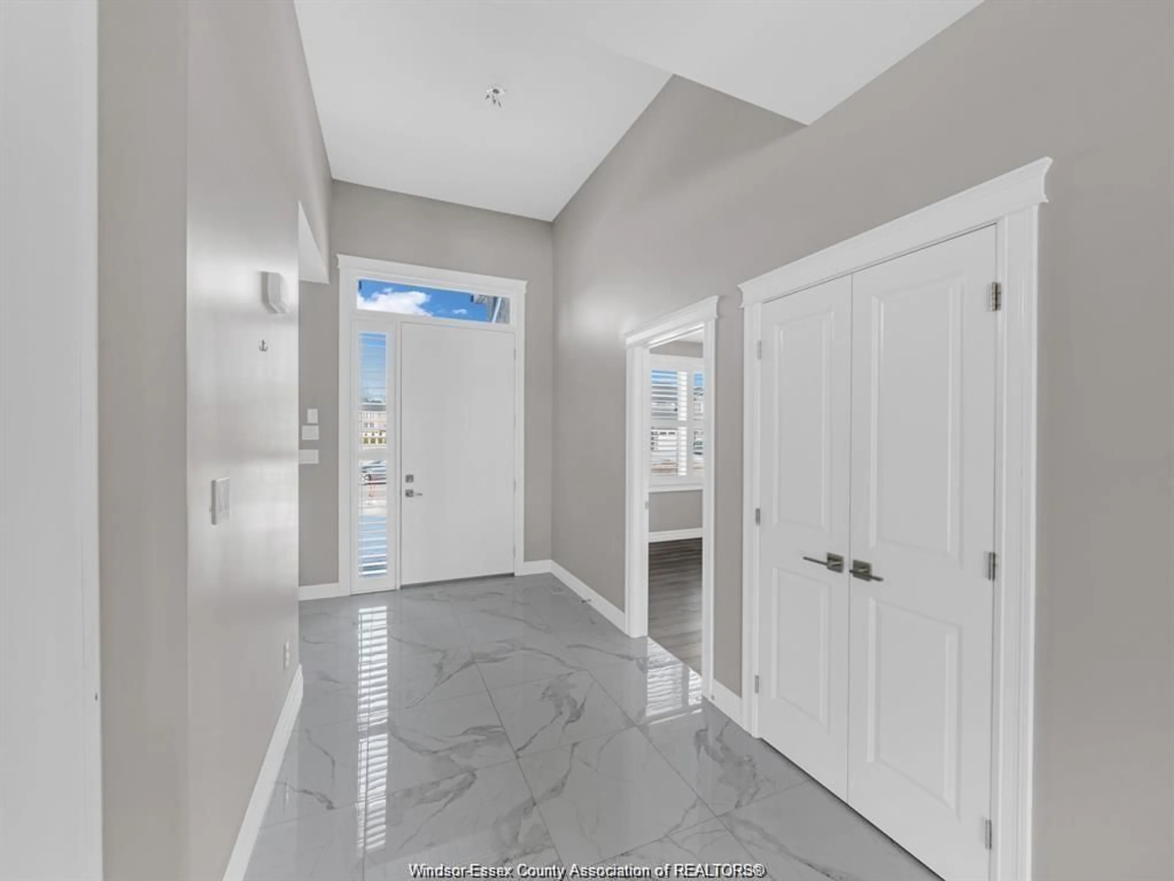 Indoor entryway for 1901 VILLA CANAL Dr, Kingsville Ontario N9Y 0G5