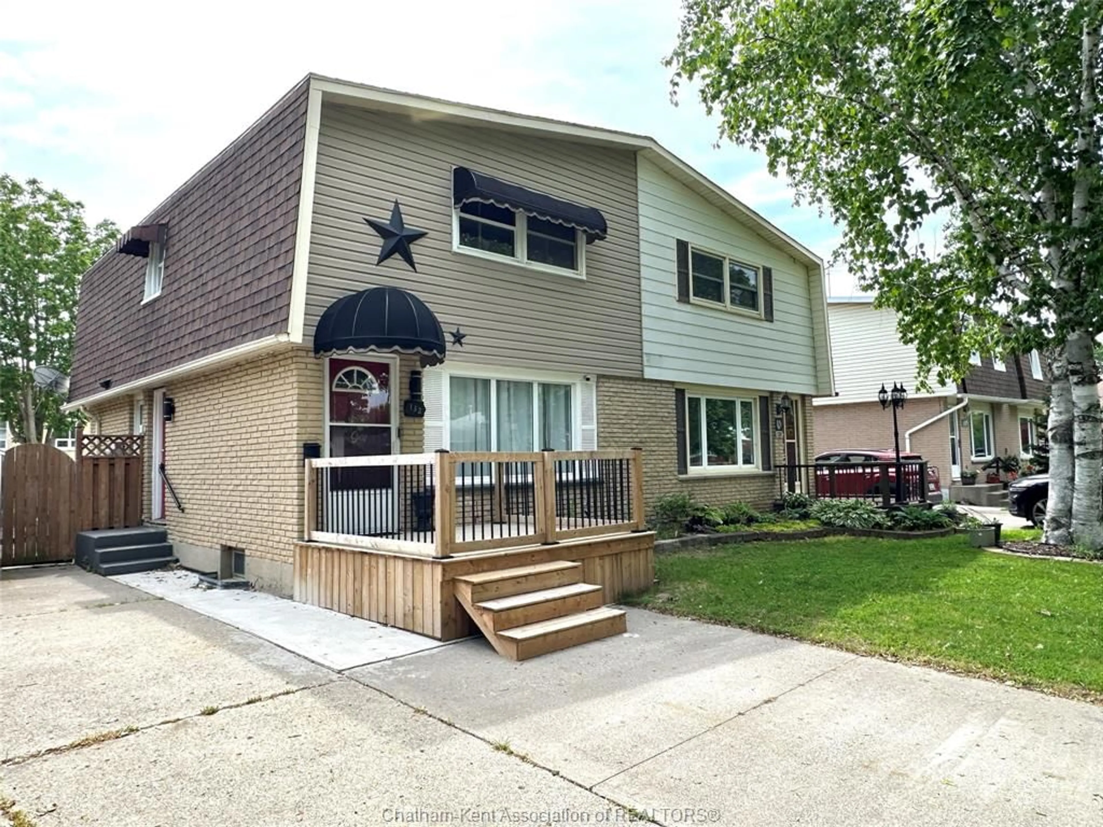 Home with vinyl exterior material, street for 132 Berry St, Chatham Ontario N7M 3B3