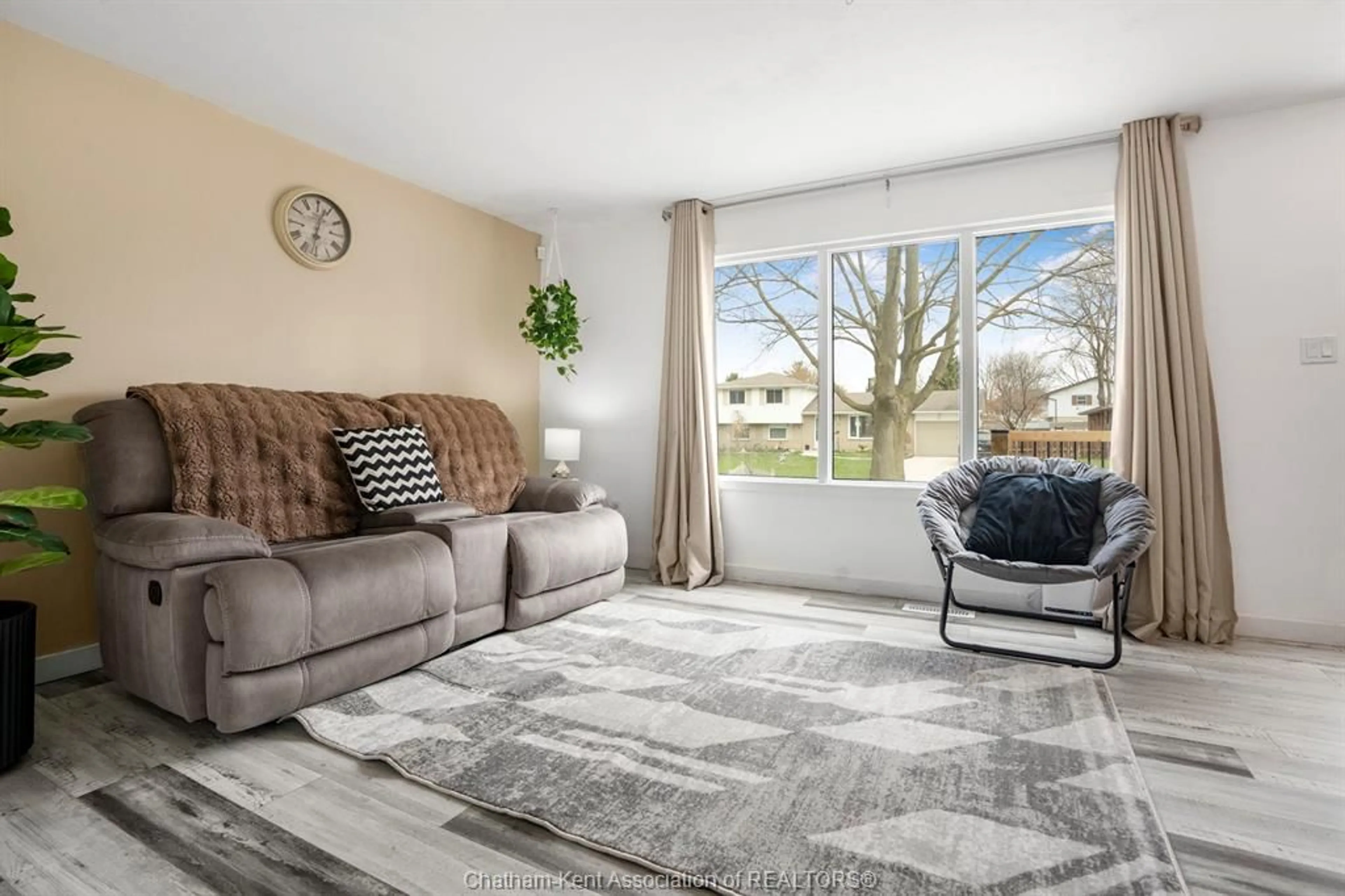 Living room with furniture, unknown for 132 Berry St, Chatham Ontario N7M 3B3