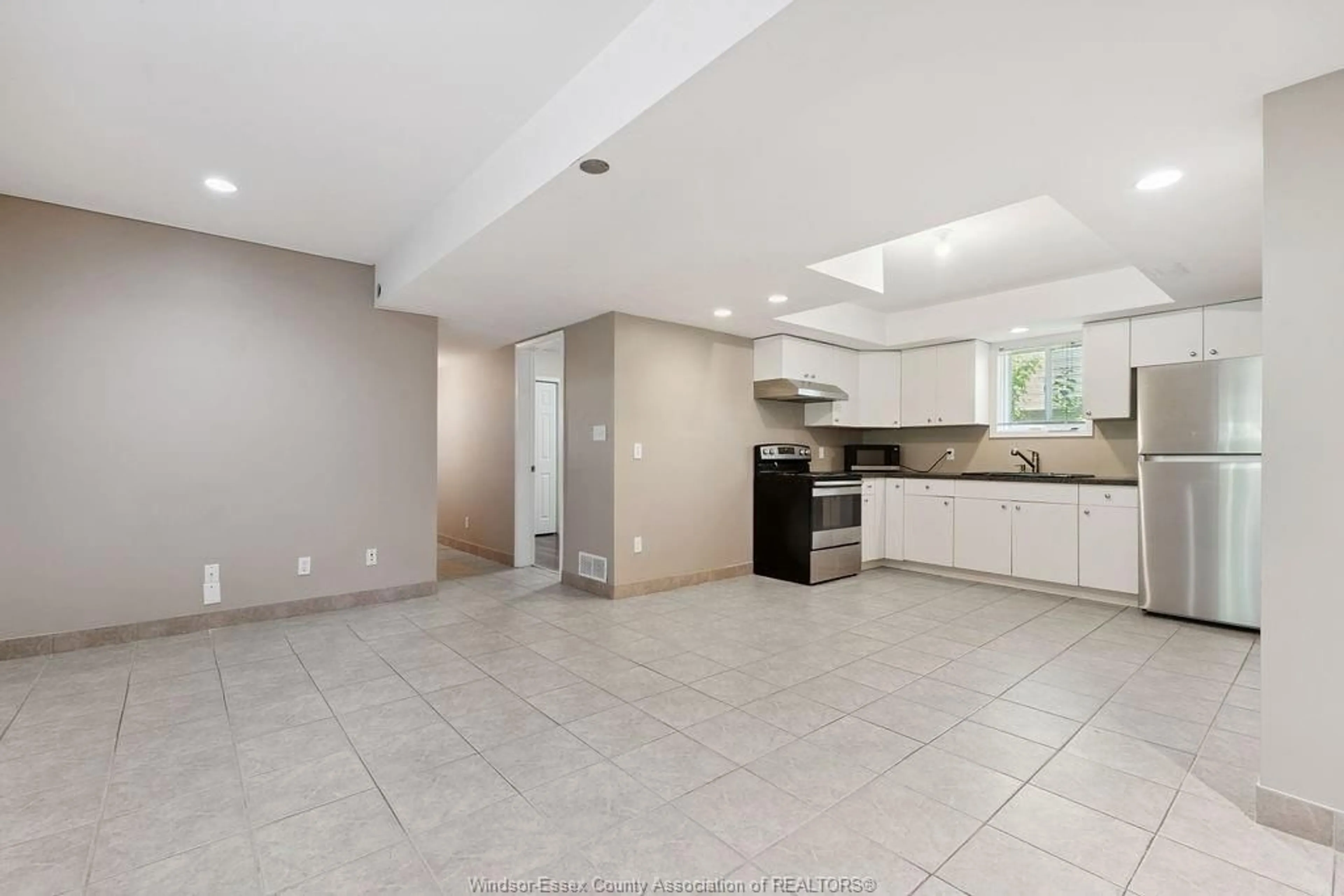 Open concept kitchen, ceramic/tile floor for 2574 GEORGE Ave, Windsor Ontario N8W 4M7