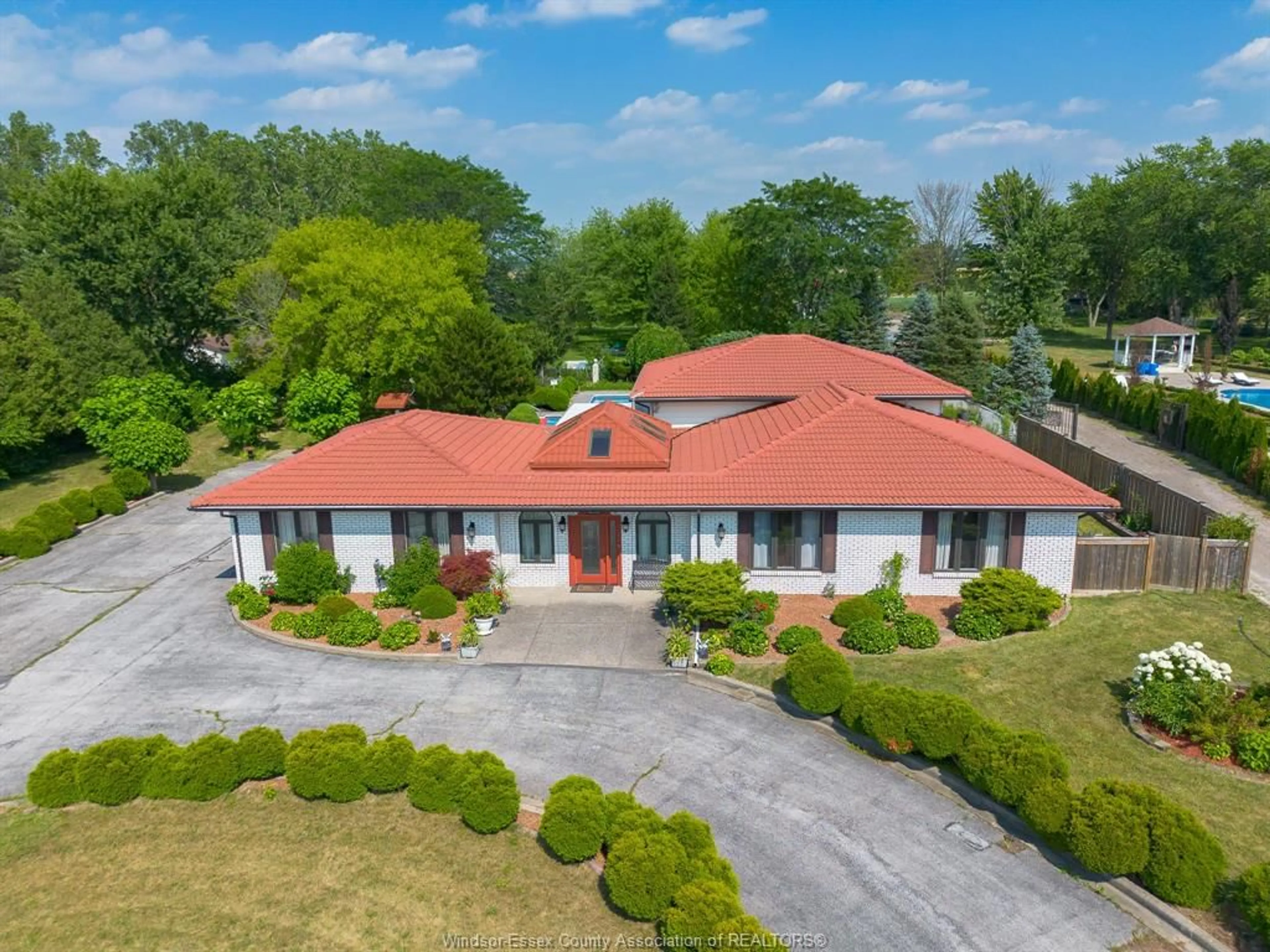 A pic from outside/outdoor area/front of a property/back of a property/a pic from drone, building for 9230 DISPUTED Rd, LaSalle Ontario N9H 0H9