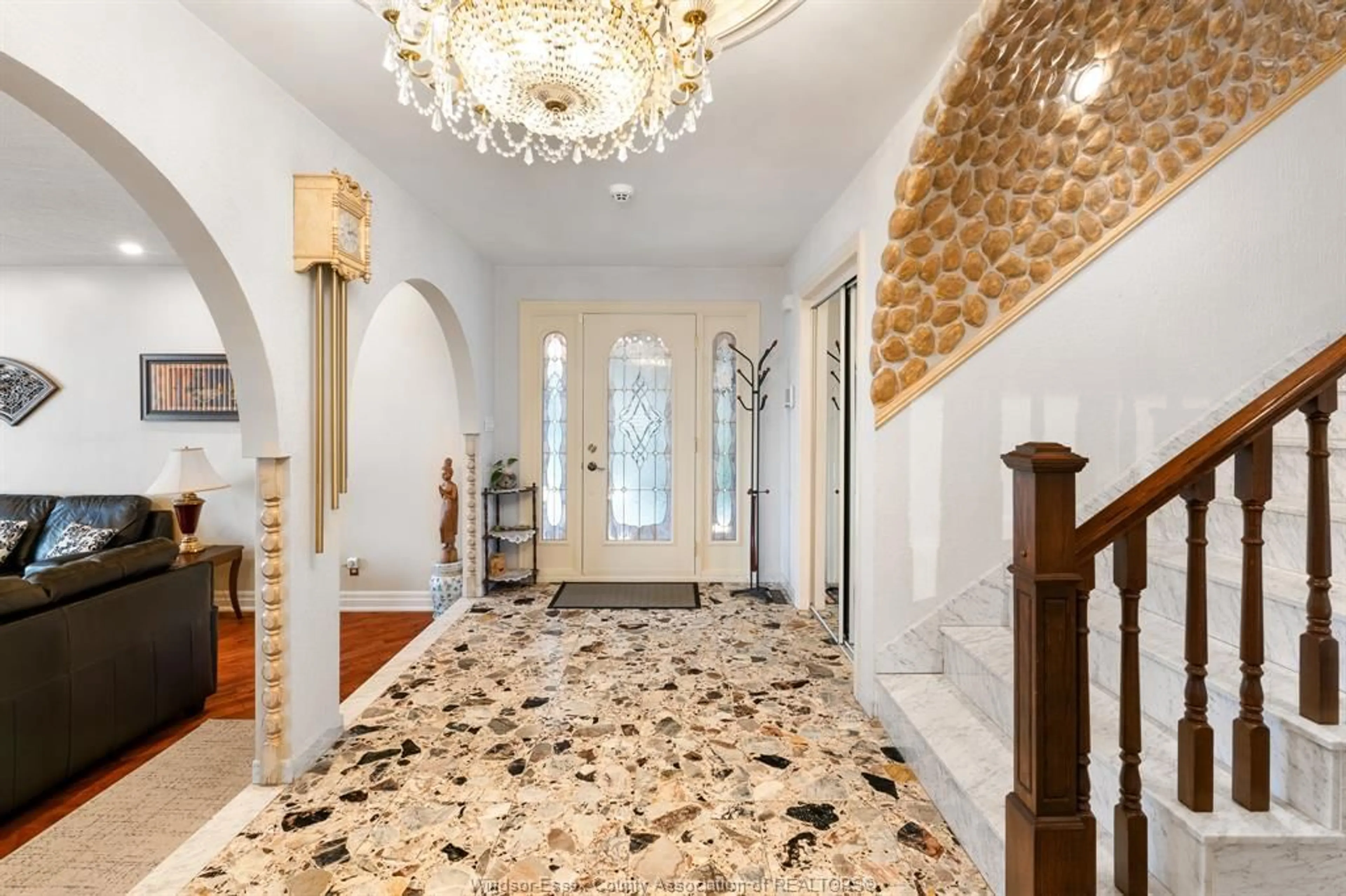 Indoor foyer for 9230 DISPUTED Rd, LaSalle Ontario N9H 0H9