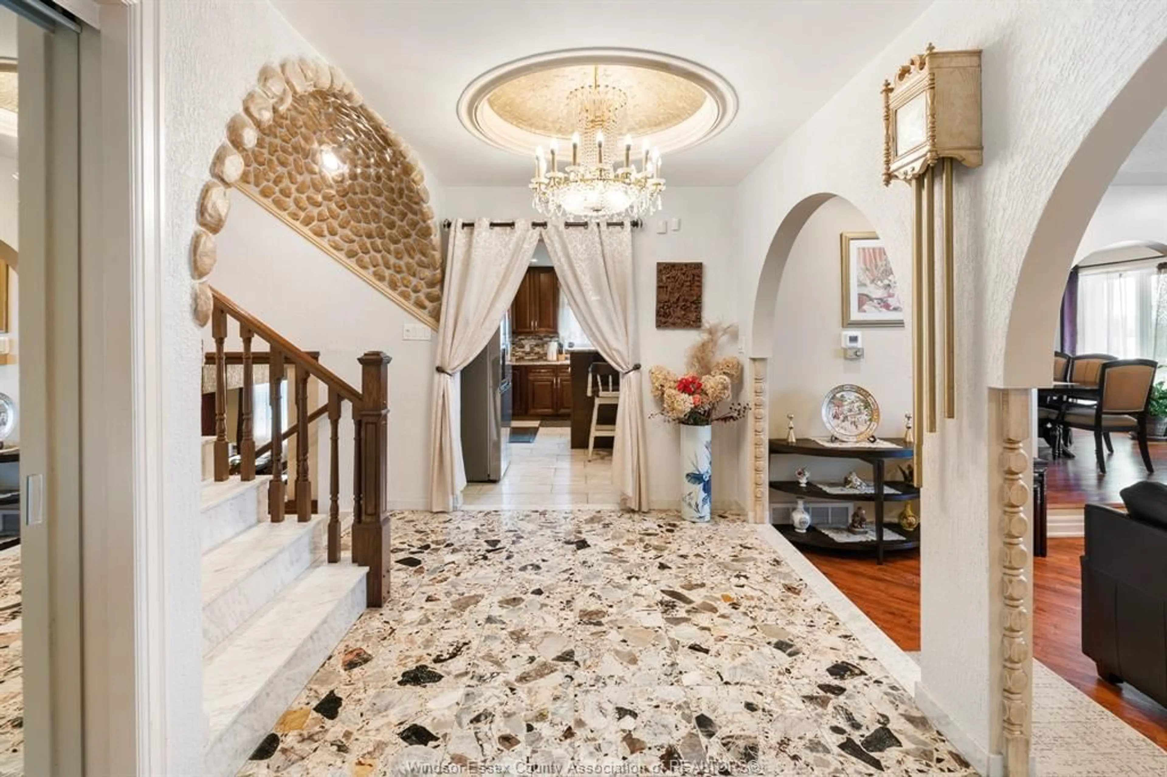 Indoor foyer for 9230 DISPUTED Rd, LaSalle Ontario N9H 0H9