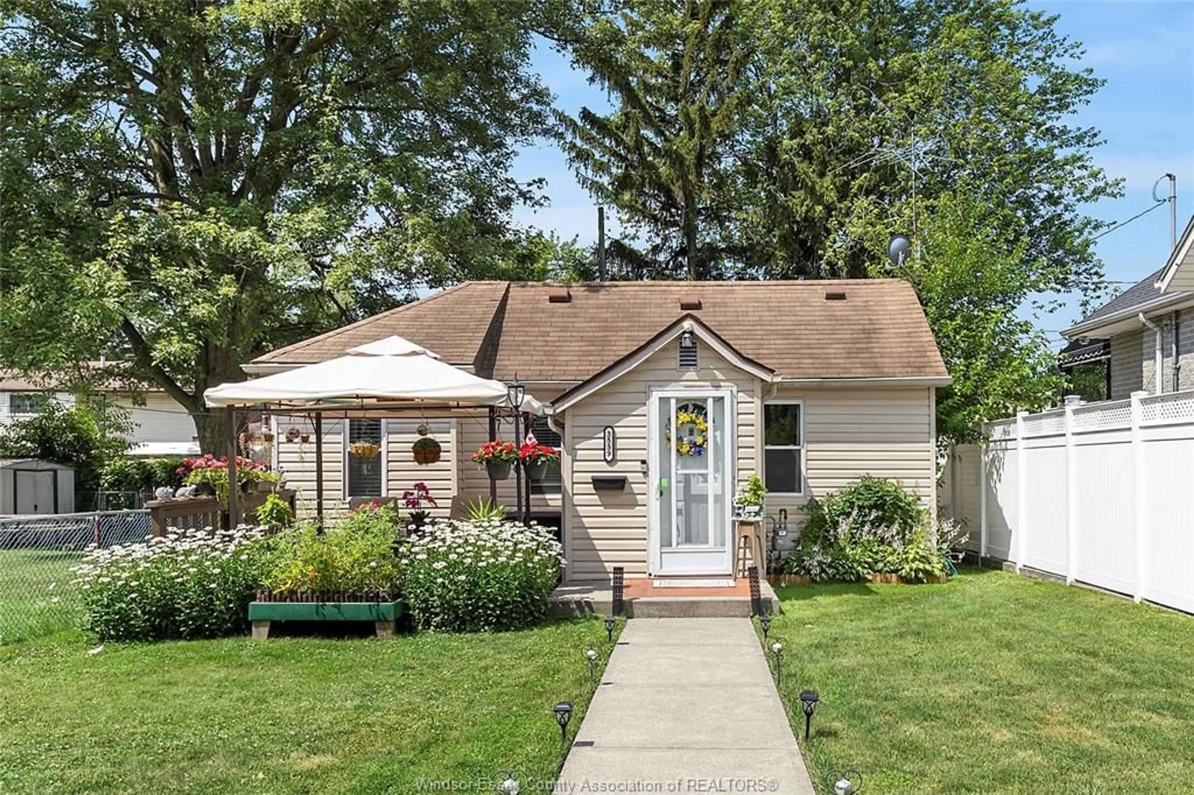 Home with vinyl exterior material, street for 3539 TURNER Rd, Windsor Ontario N8W 3M7