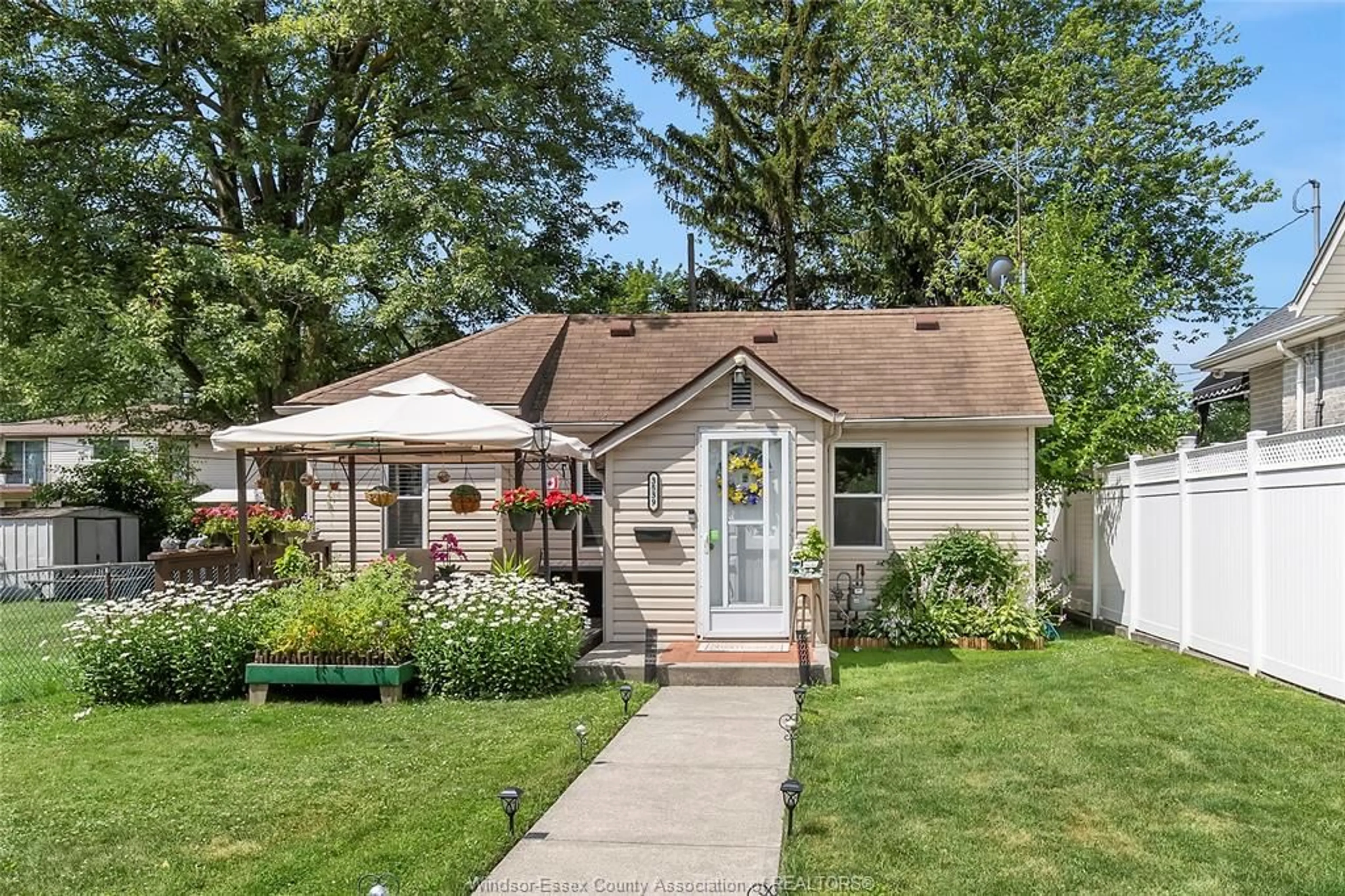 Home with vinyl exterior material, street for 3539 TURNER Rd, Windsor Ontario N8W 3M7