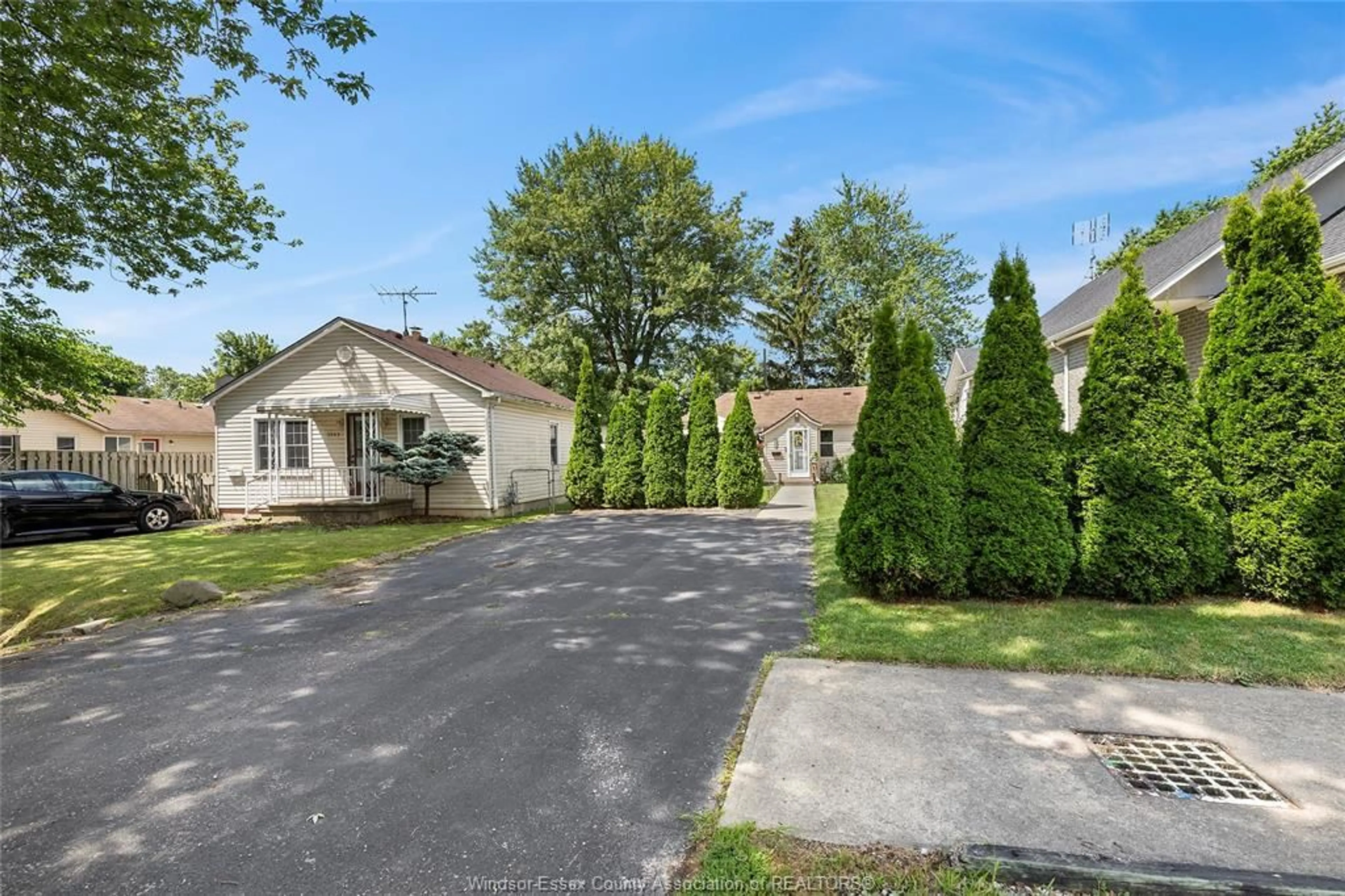 A pic from outside/outdoor area/front of a property/back of a property/a pic from drone, street for 3539 TURNER Rd, Windsor Ontario N8W 3M7