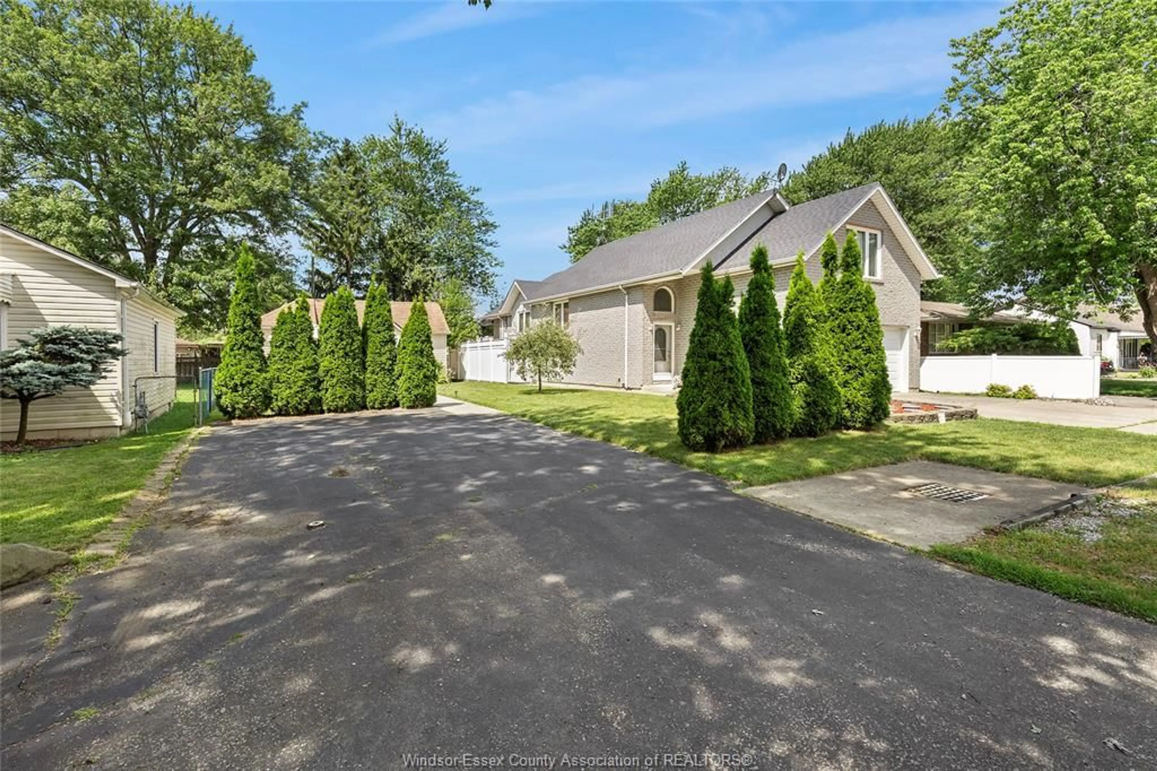 A pic from outside/outdoor area/front of a property/back of a property/a pic from drone, street for 3539 TURNER Rd, Windsor Ontario N8W 3M7