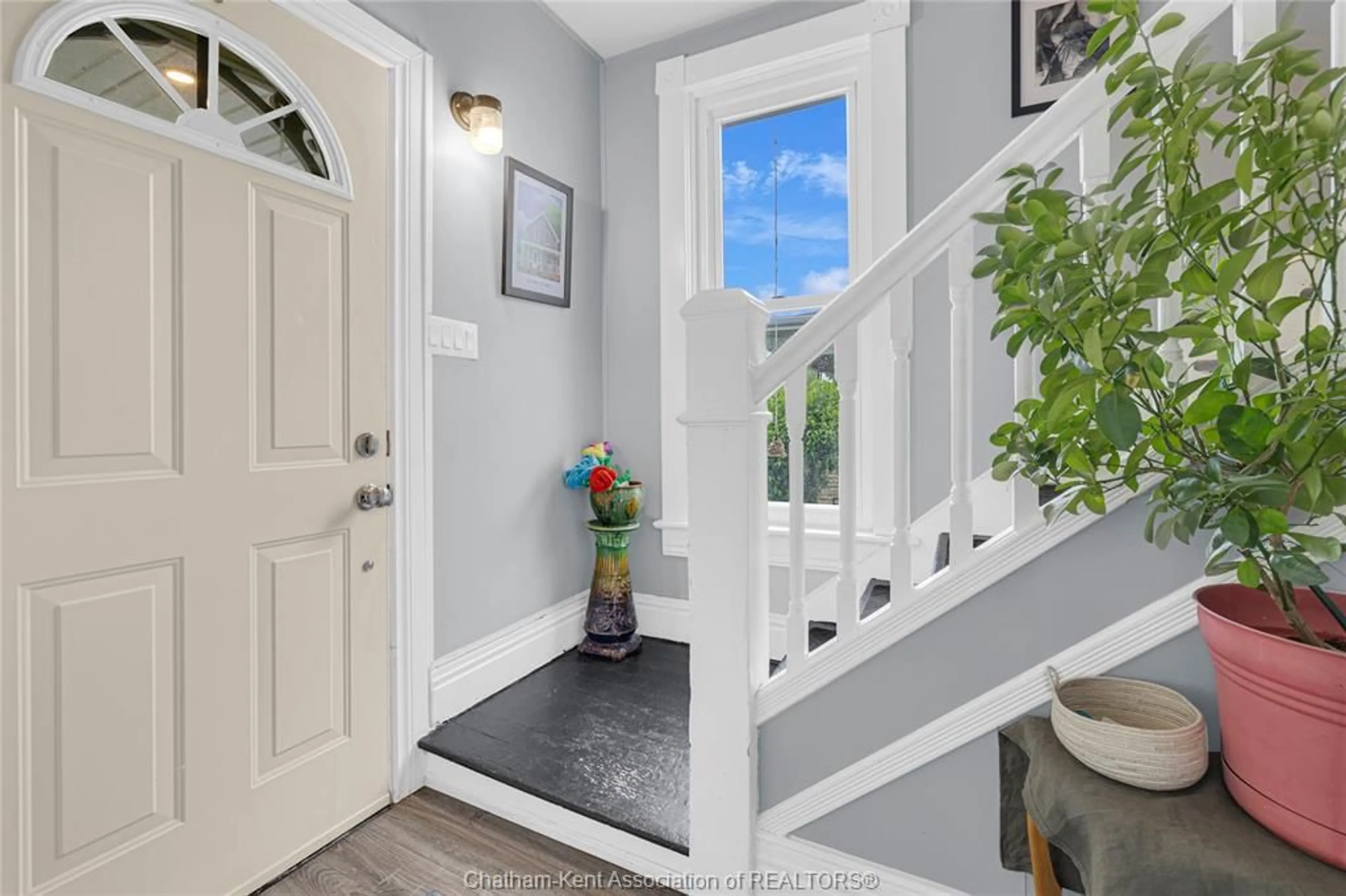 Indoor entryway for 33 Canal St, Tilbury Ontario N0P 2L0