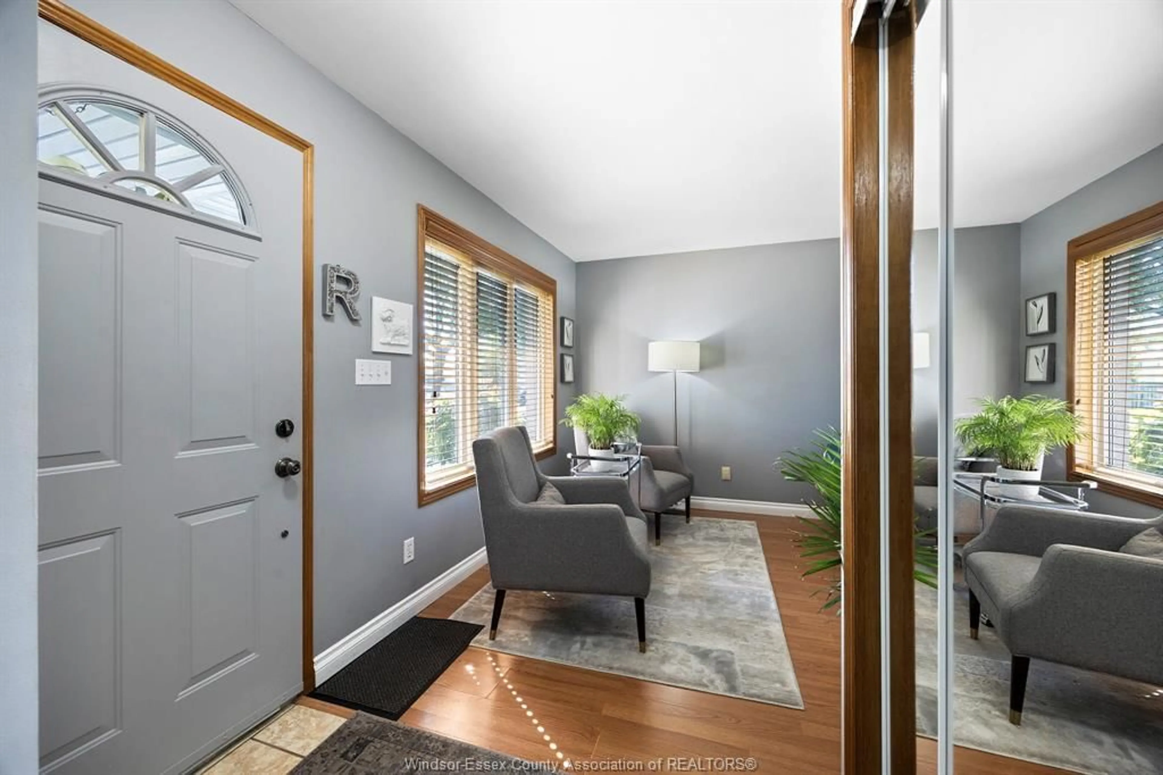 Indoor entryway for 2619 GEM Ave, Windsor Ontario N8W 5N5