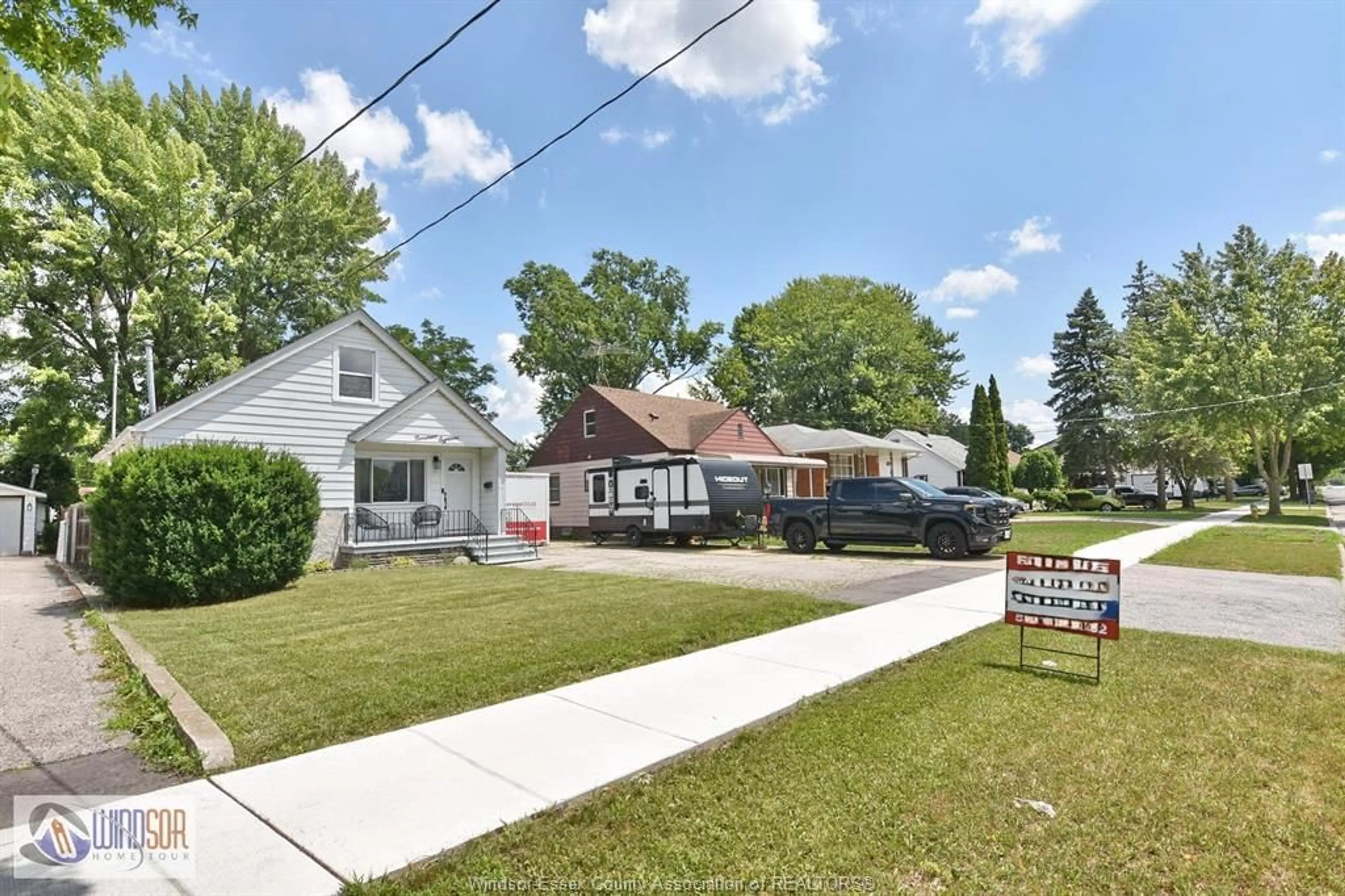A pic from outside/outdoor area/front of a property/back of a property/a pic from drone, street for 1918 FERNDALE, Windsor Ontario N8T 2L1