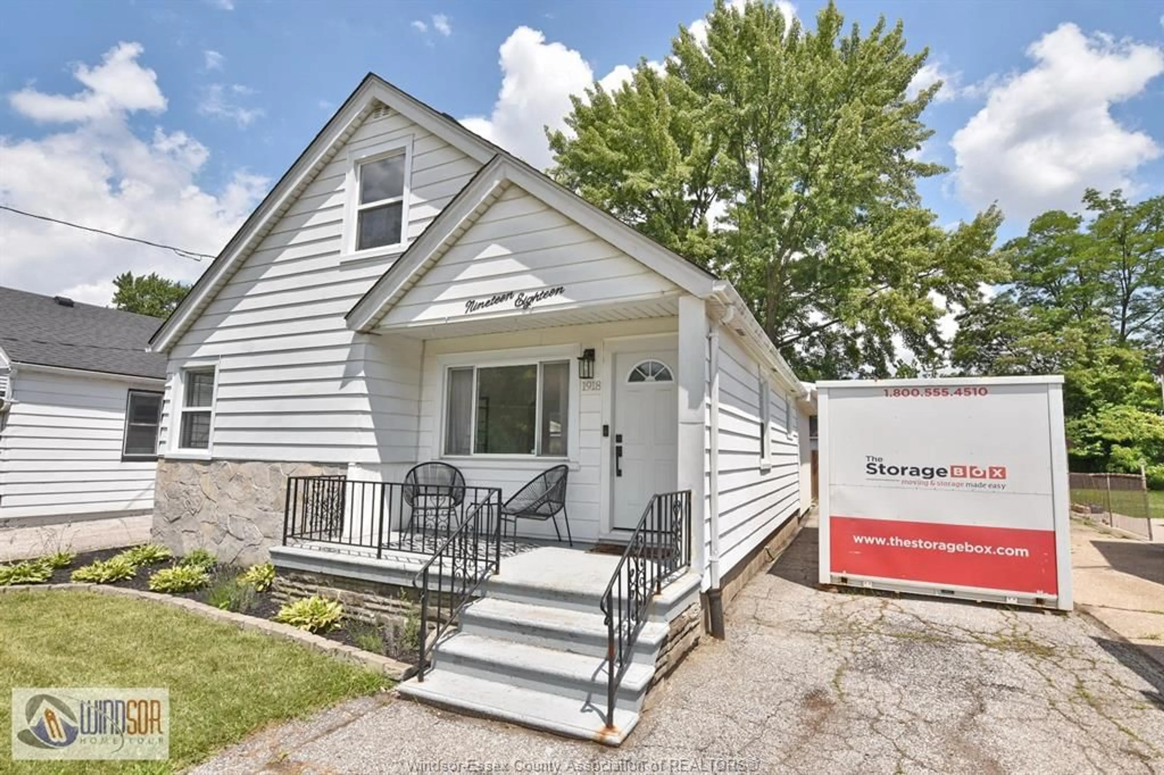 Home with vinyl exterior material, street for 1918 FERNDALE, Windsor Ontario N8T 2L1