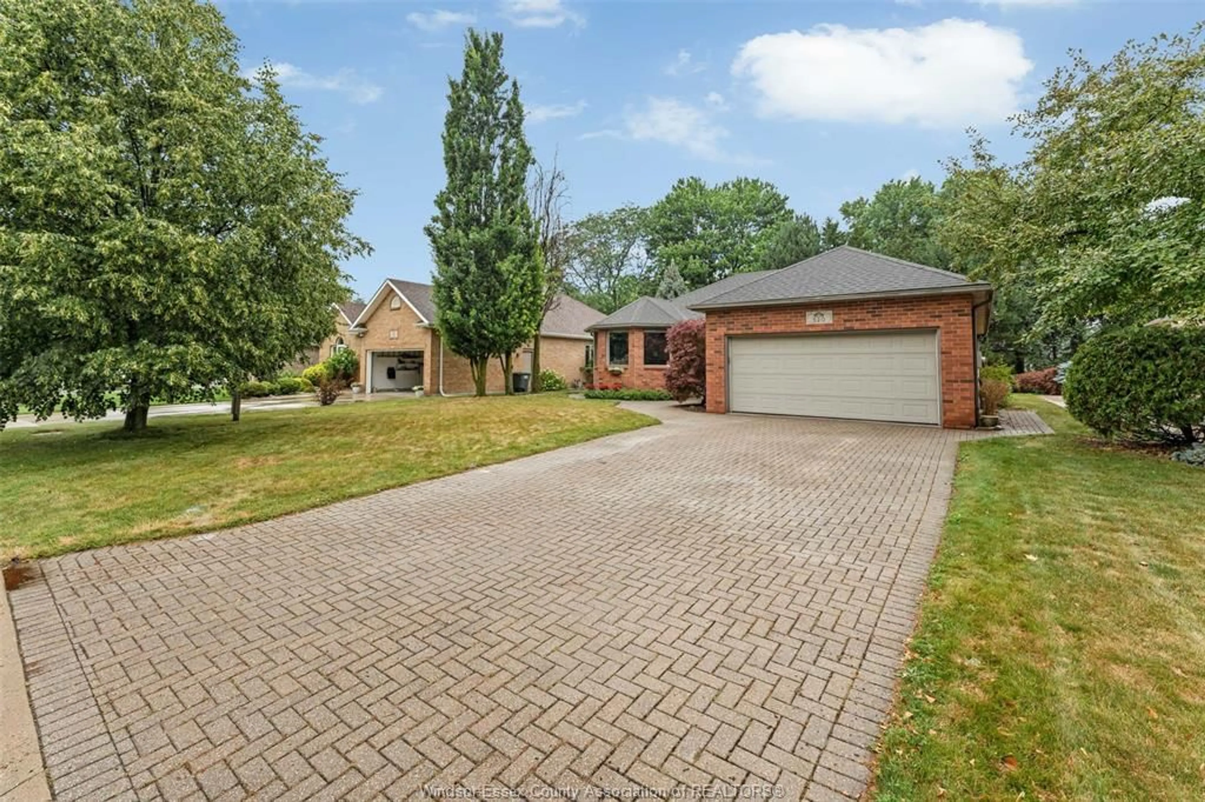 A pic from outside/outdoor area/front of a property/back of a property/a pic from drone, street for 520 LISA Cres, Windsor Ontario N9G 2M5