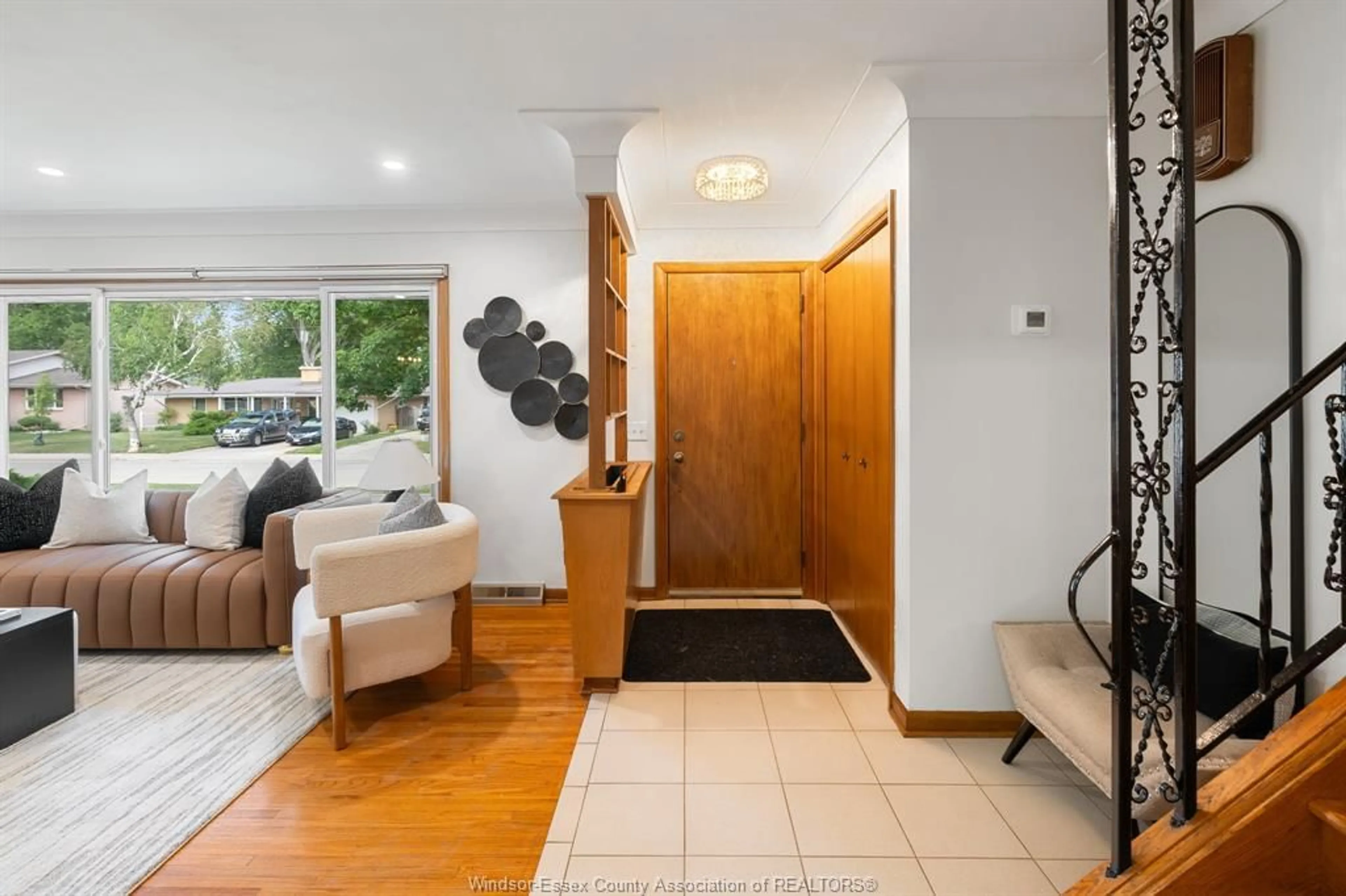 Indoor entryway for 1053 VIRGINIA Ave, Windsor Ontario N8S 2Y6