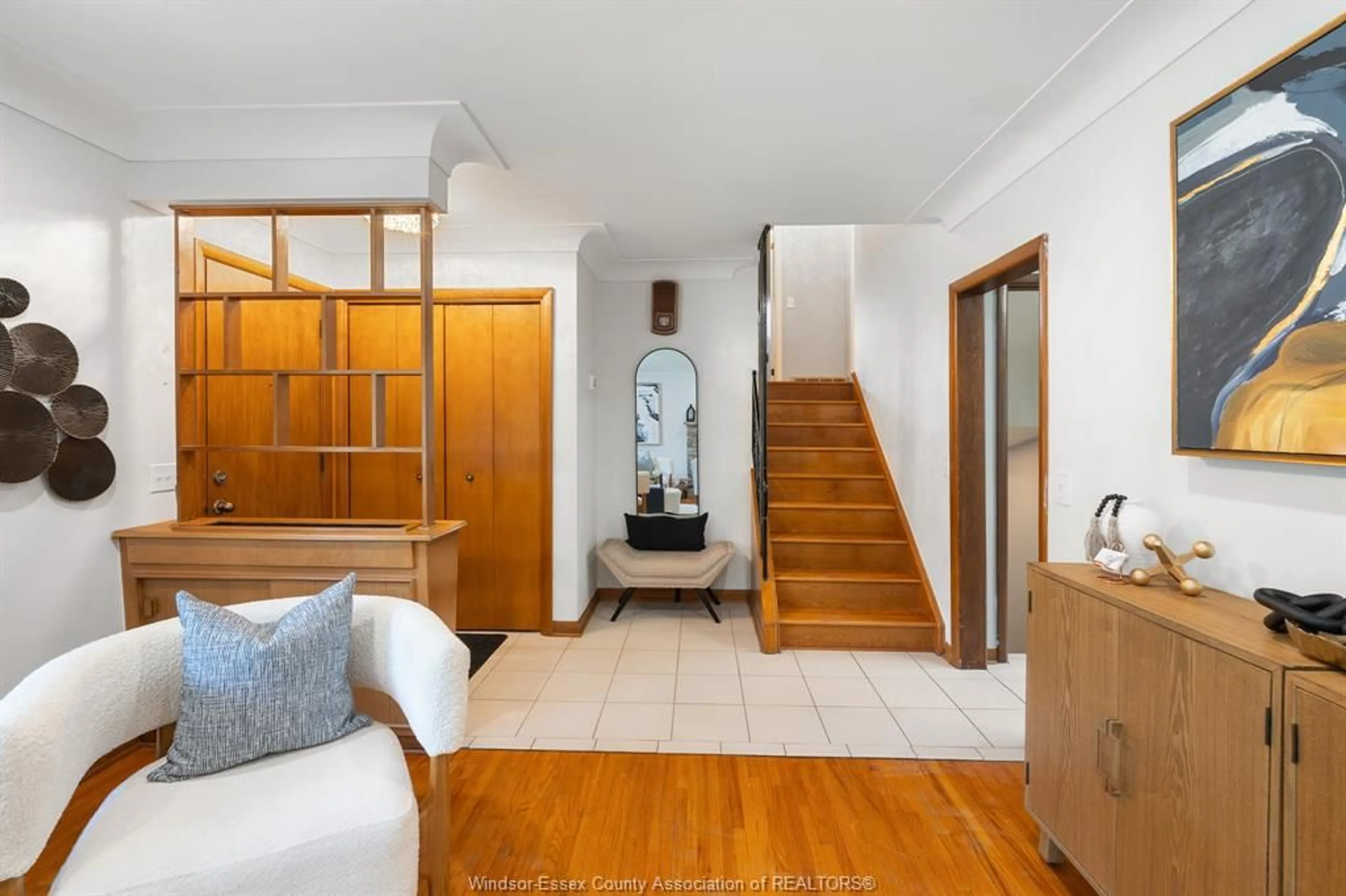 Indoor foyer for 1053 VIRGINIA Ave, Windsor Ontario N8S 2Y6