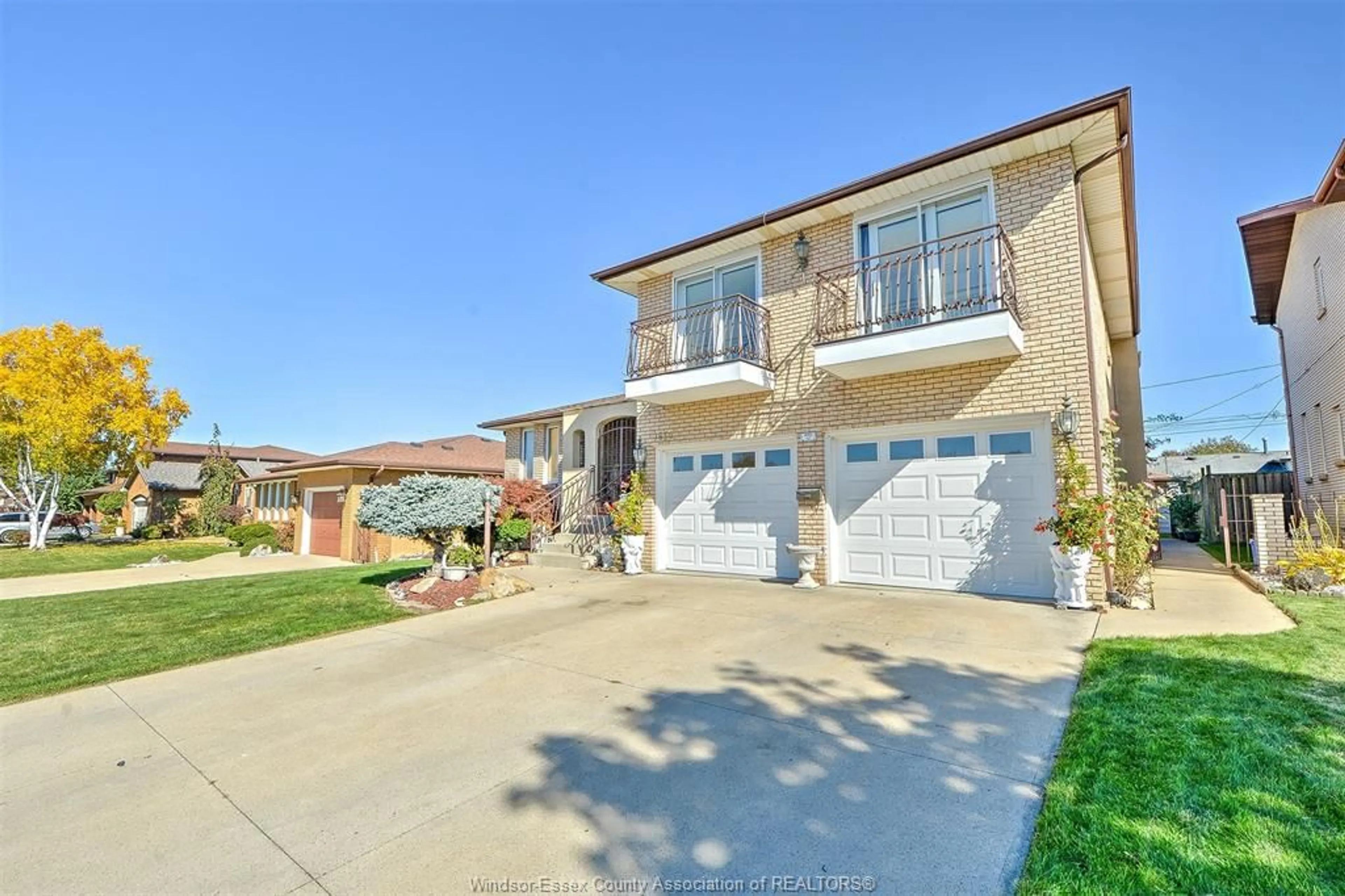 A pic from outside/outdoor area/front of a property/back of a property/a pic from drone, street for 1662 ASKIN, Windsor Ontario N9B 3S3