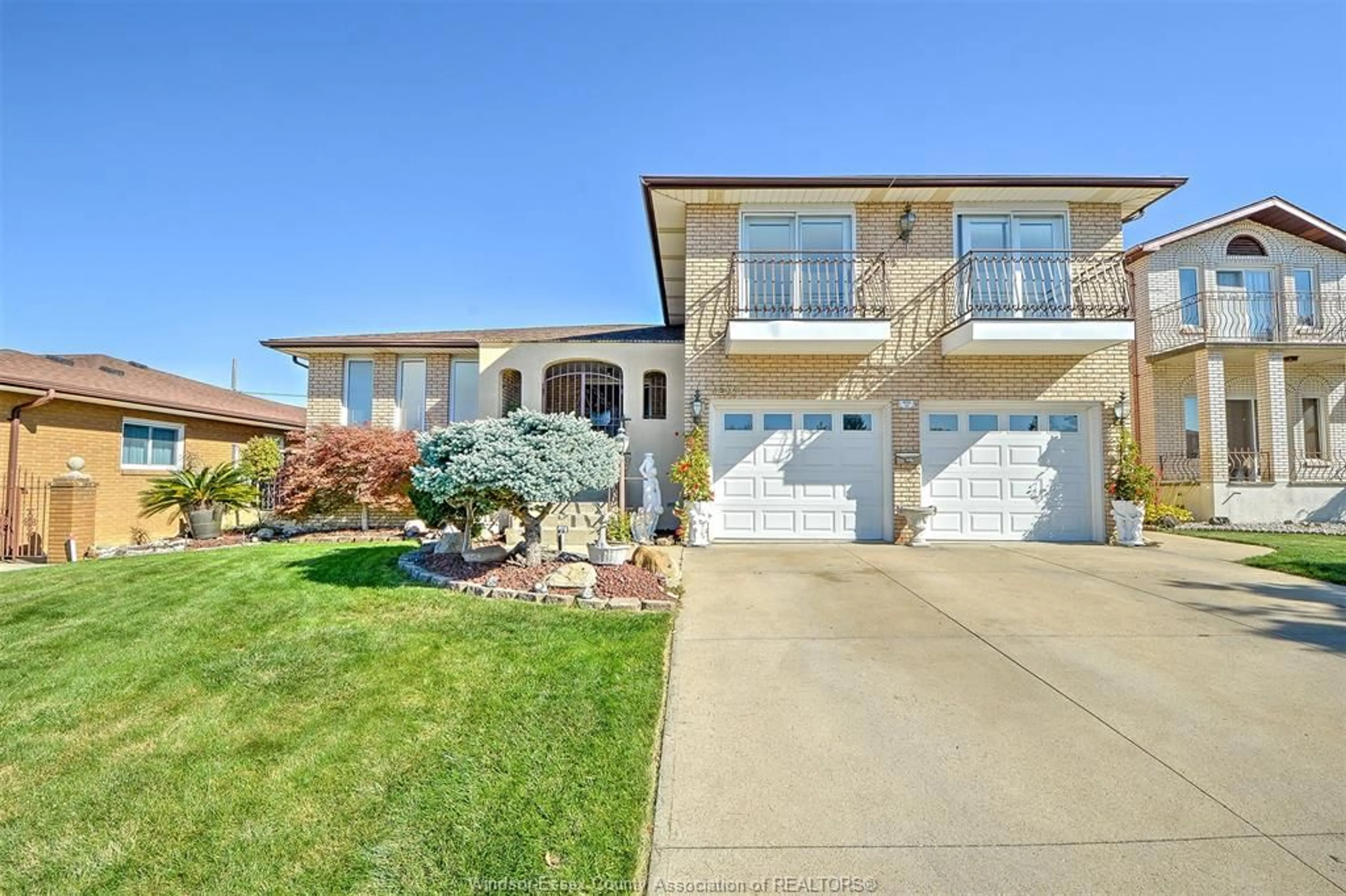 Home with vinyl exterior material, street for 1662 ASKIN, Windsor Ontario N9B 3S3