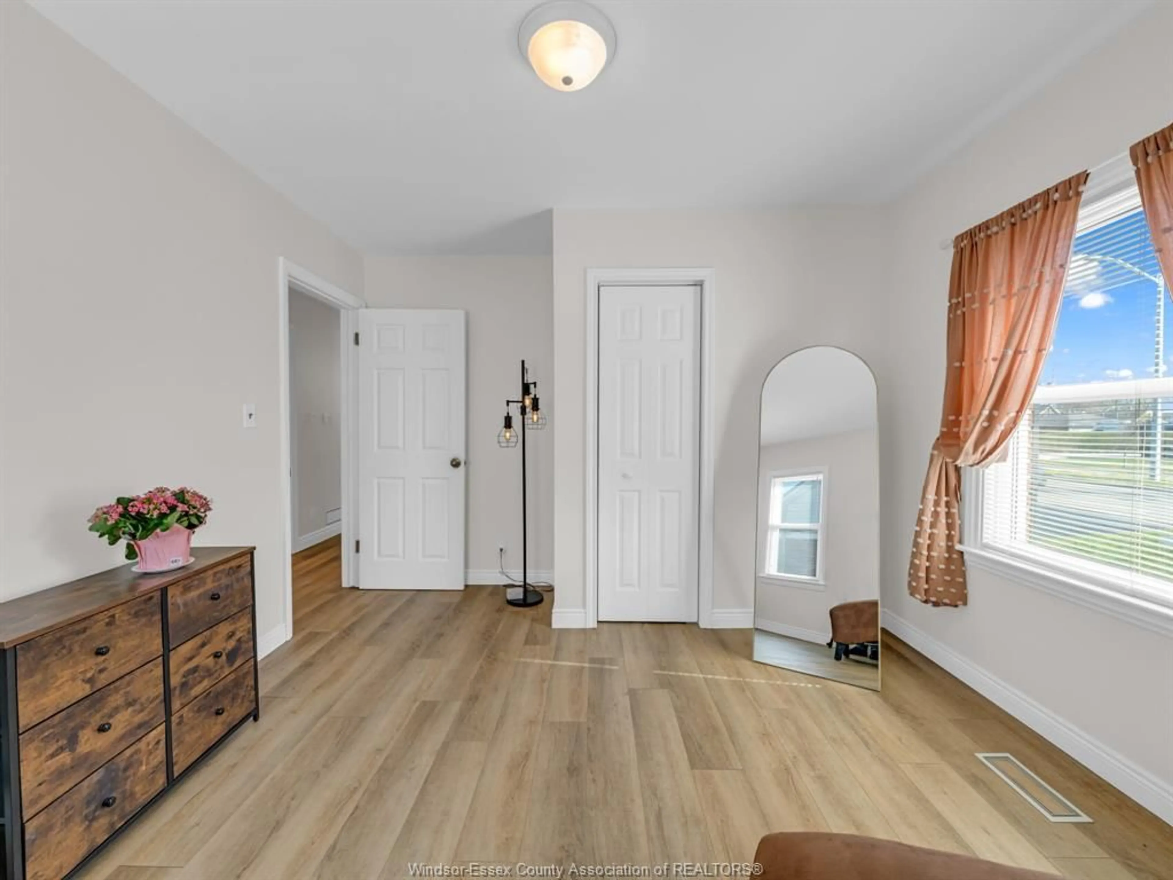 Indoor entryway for 1131 FAIRVIEW Blvd, Windsor Ontario N8S 3E3