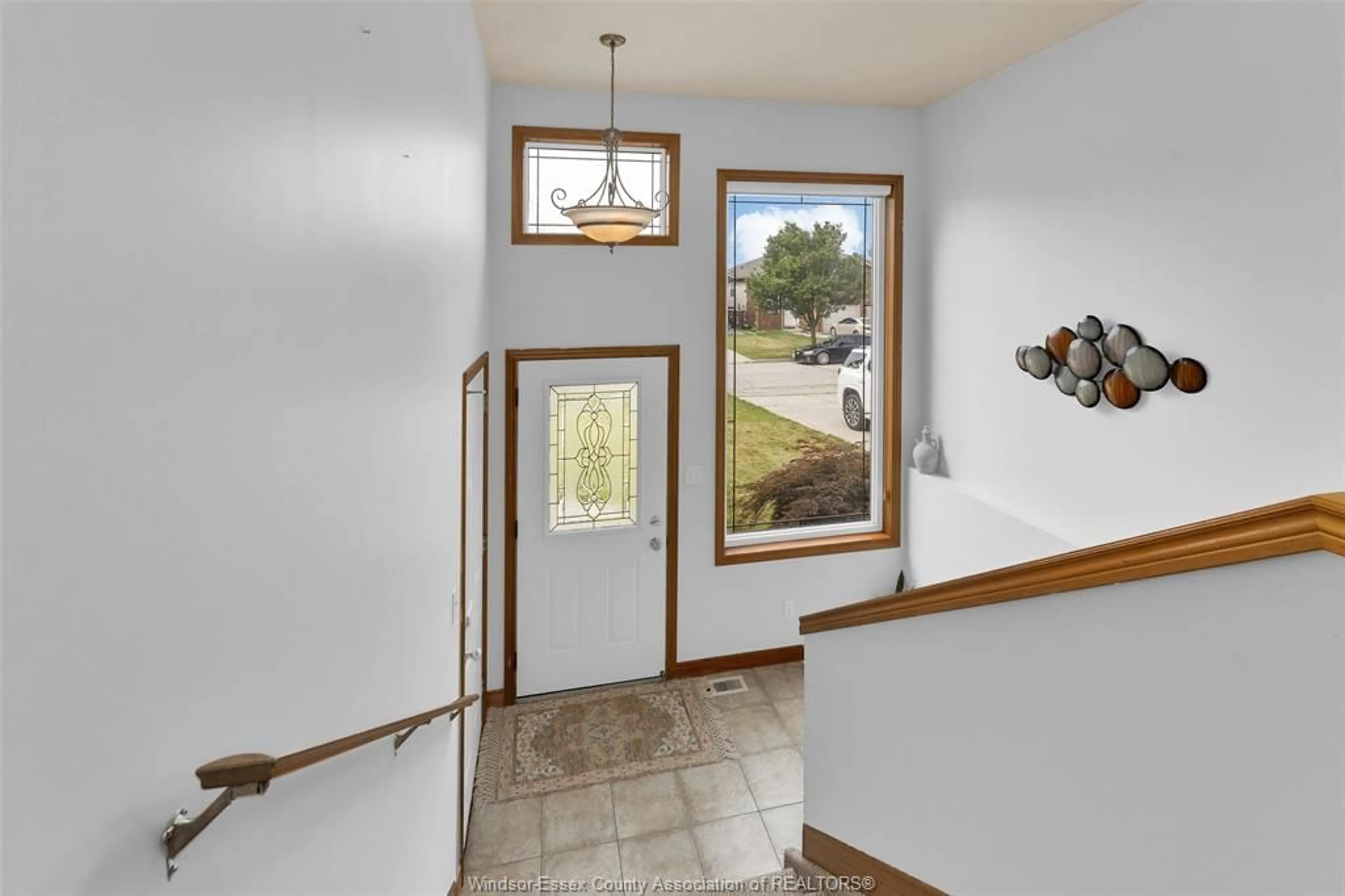 Indoor entryway for 1646 SAGEBRUSH, Windsor Ontario N9G 3B8