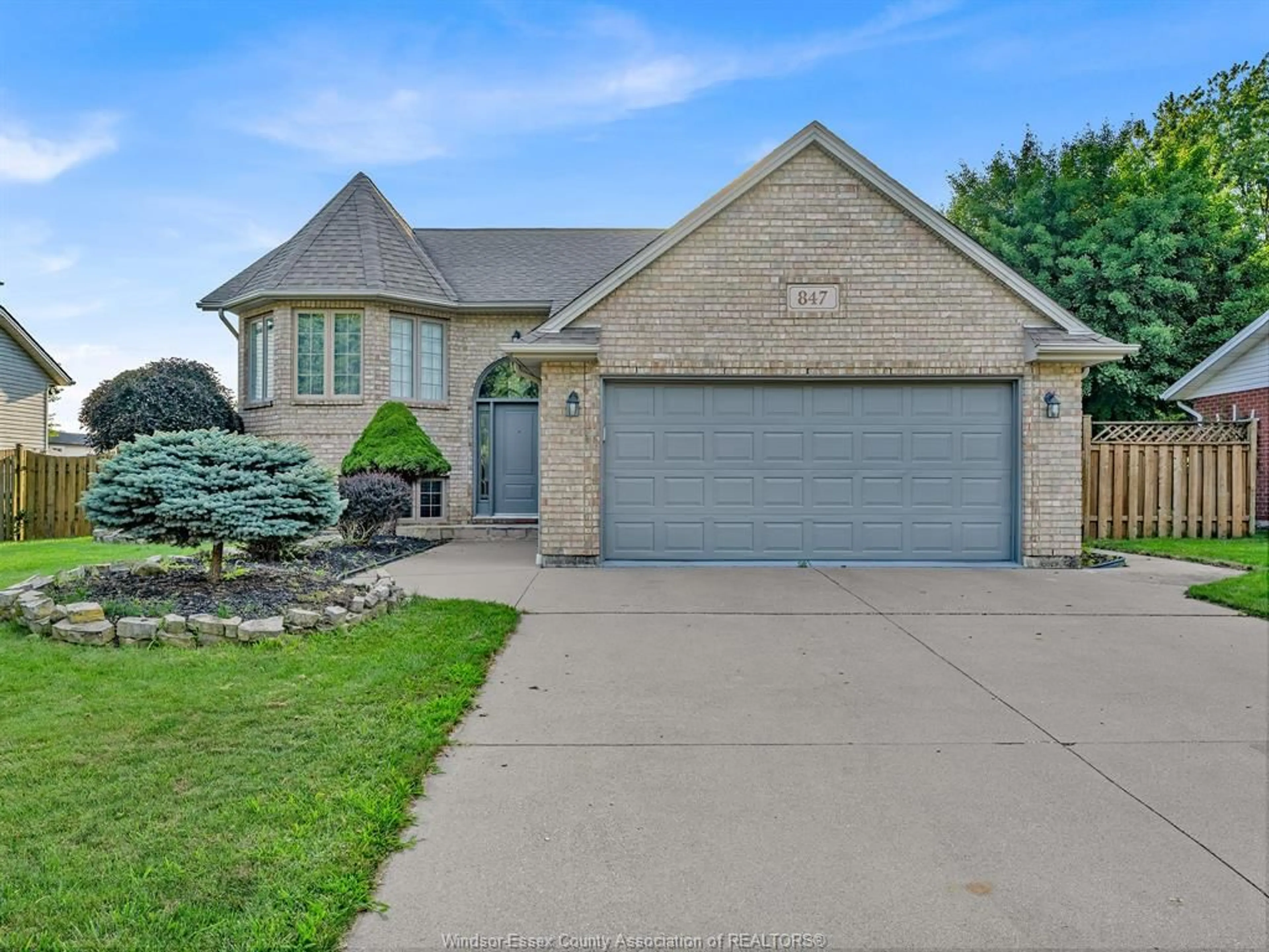 Home with brick exterior material, street for 847 LAWNDALE Ave, Kingsville Ontario N9Y 3S5