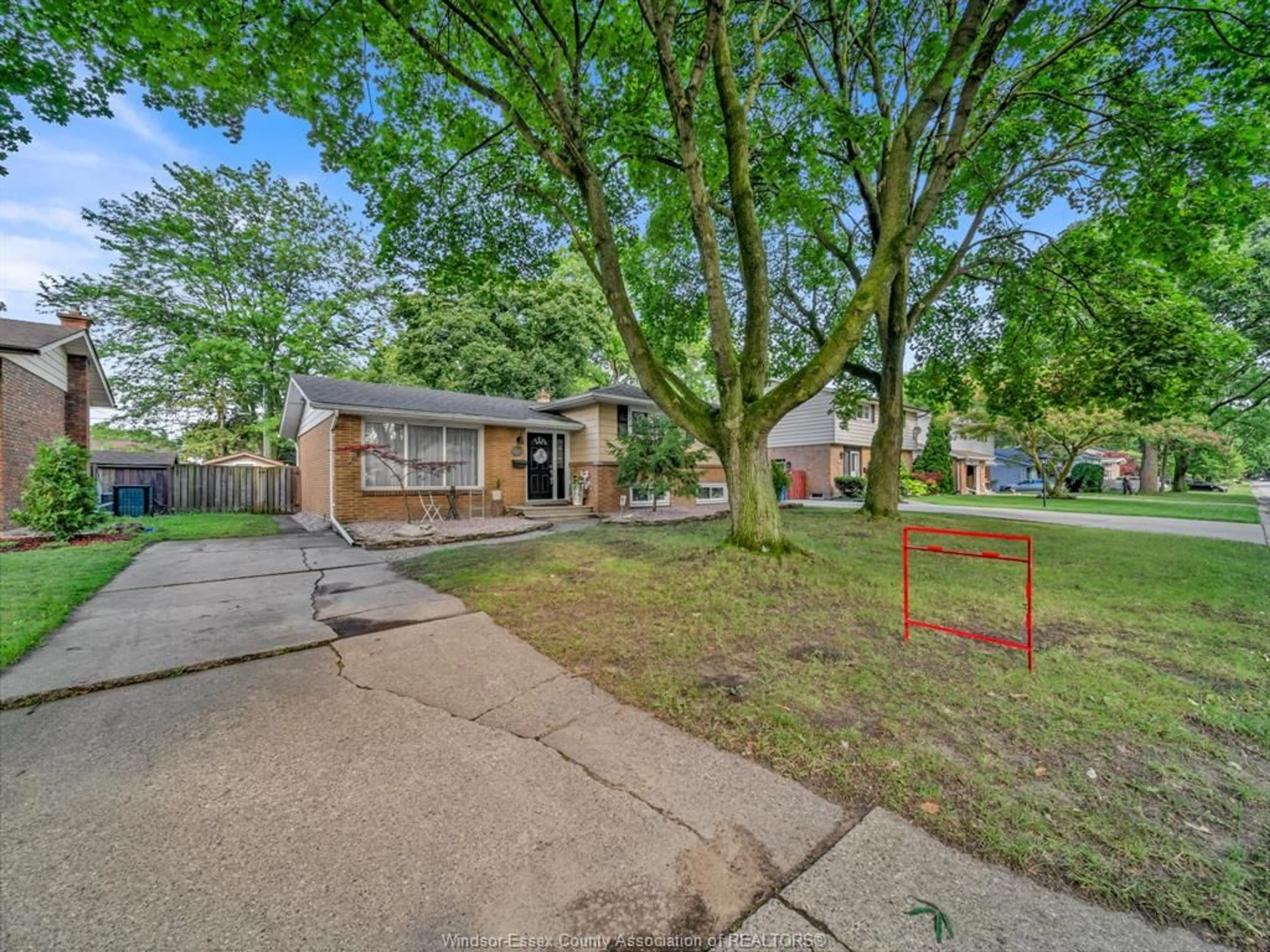 A pic from outside/outdoor area/front of a property/back of a property/a pic from drone, street for 3250 ST. PATRICKS Dr, Windsor Ontario N9E 3H3