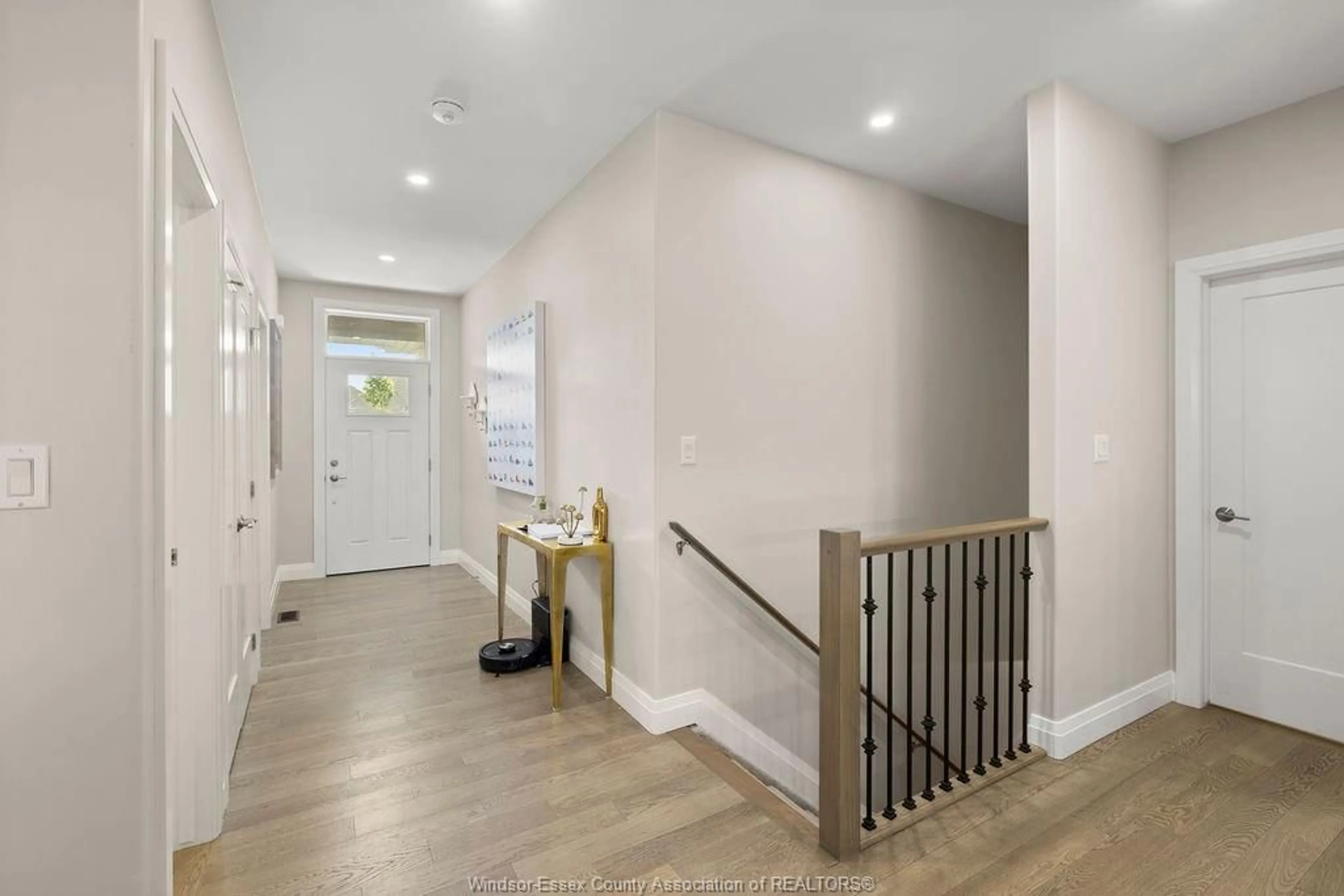 Indoor entryway for 2507 CLEARWATER, Windsor Ontario N8P 0G3