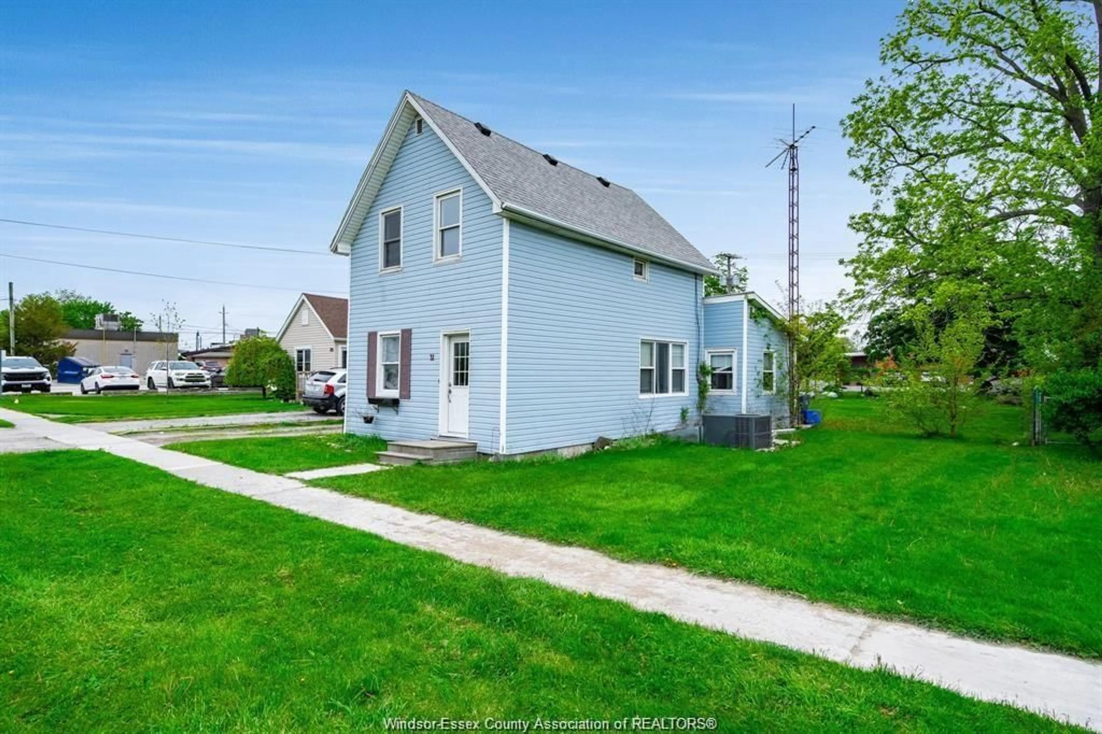 A pic from outside/outdoor area/front of a property/back of a property/a pic from drone, street for 31 CHESTNUT St, Wheatley Ontario N0P 2P0