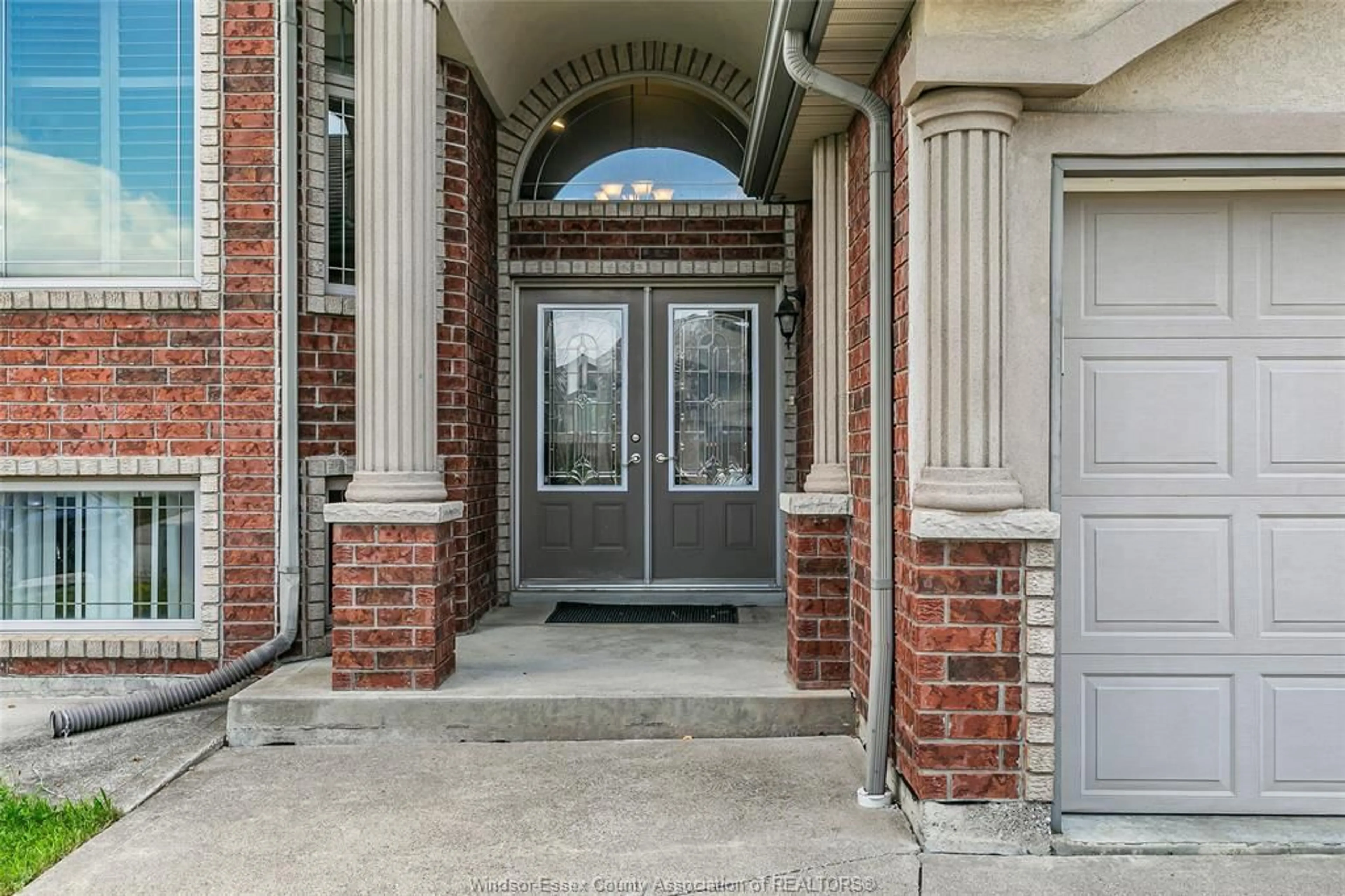 Indoor entryway for 4530 UNICORN, Windsor Ontario N9G 3G6