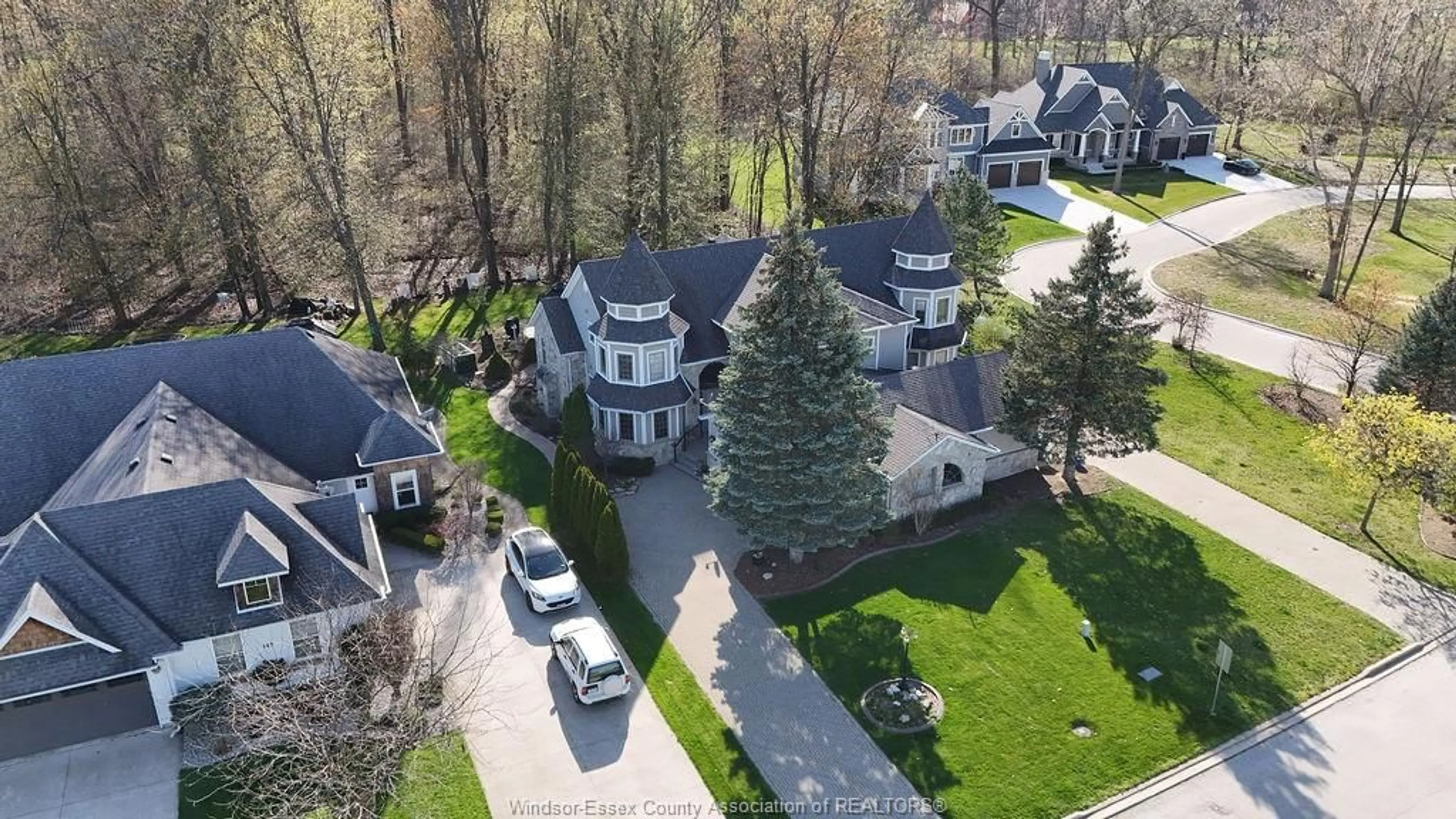 A pic from outside/outdoor area/front of a property/back of a property/a pic from drone, street for 565 GOLD COAST, Amherstburg Ontario N8N 1M2
