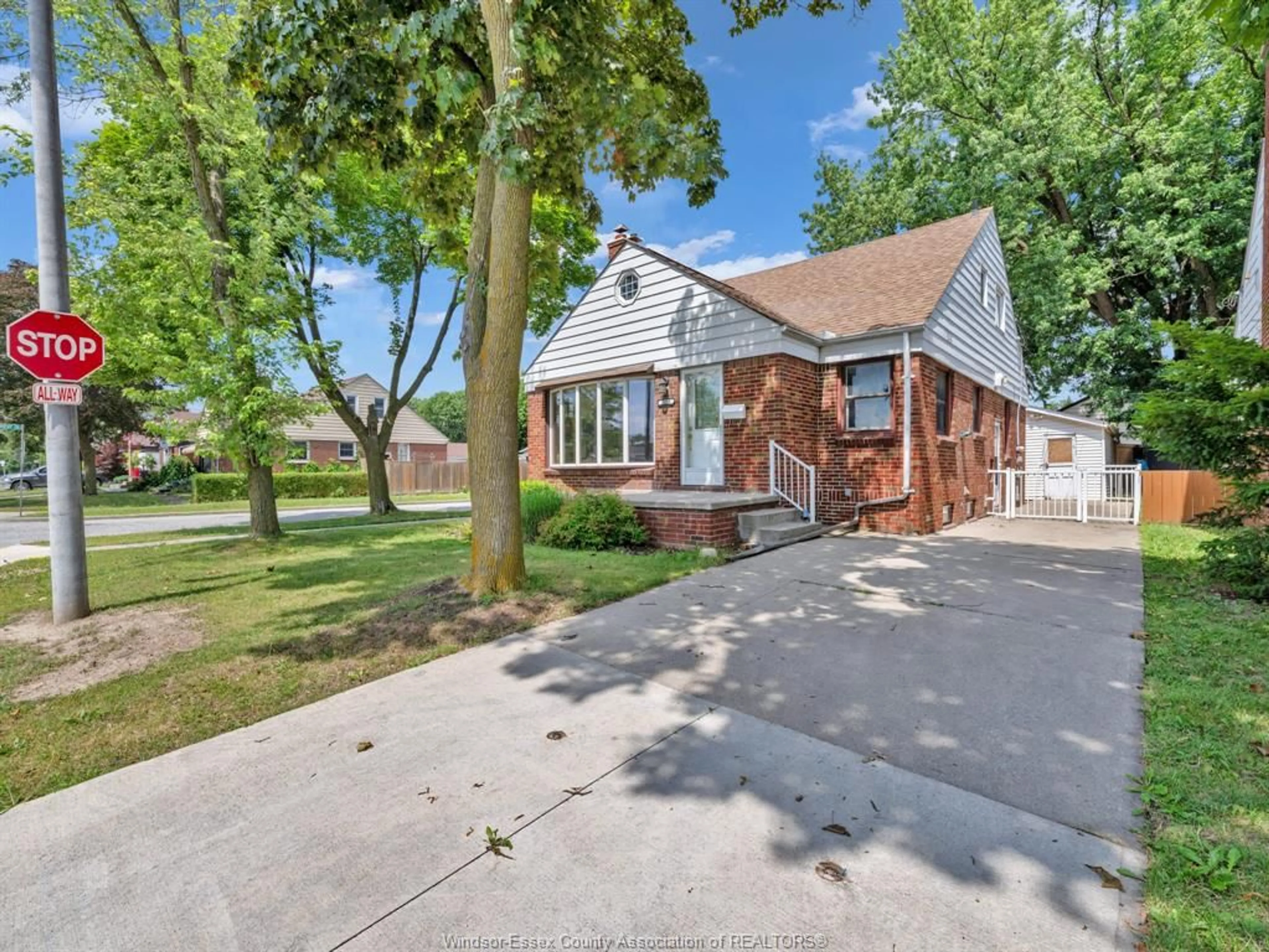 A pic from outside/outdoor area/front of a property/back of a property/a pic from drone, street for 1058 YPRES Ave, Windsor Ontario N8W 1R3