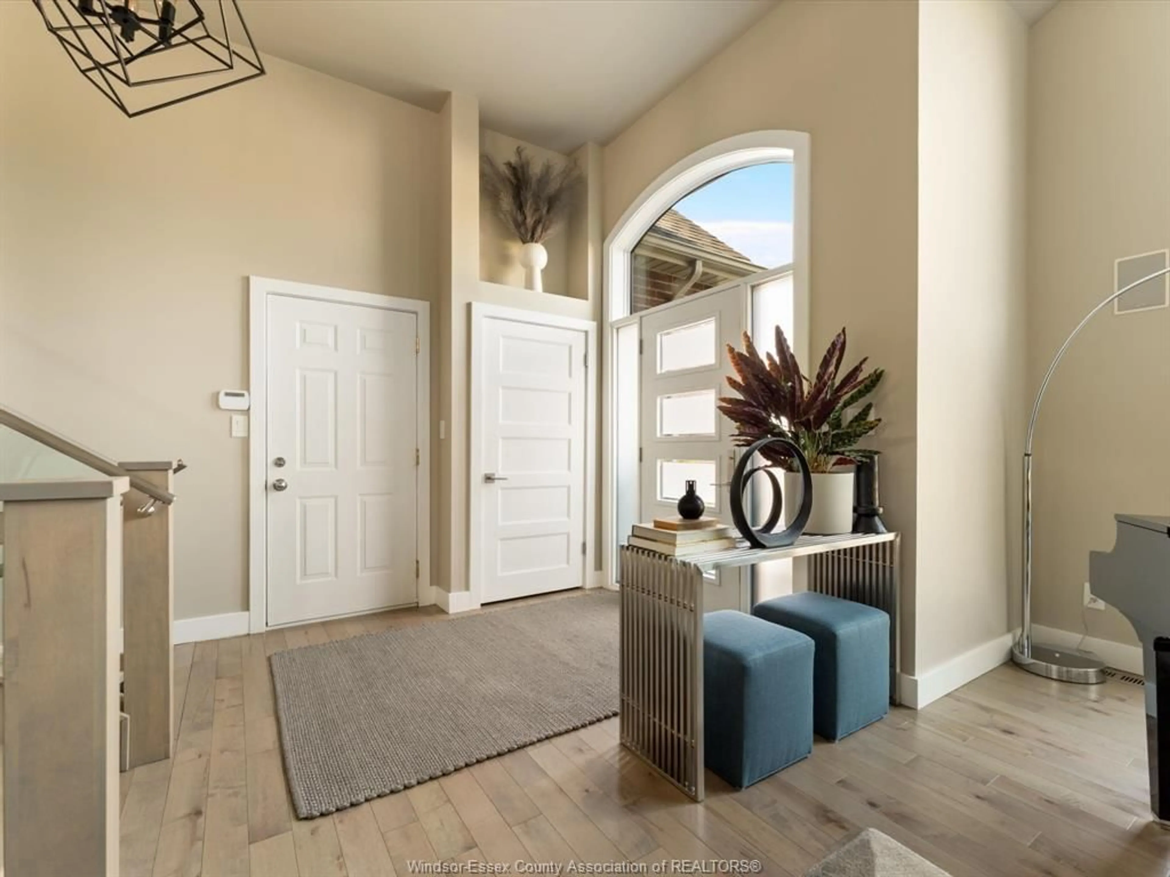 Indoor entryway for 208 LAURENDALE Dr, Lakeshore Ontario N8N 5C3