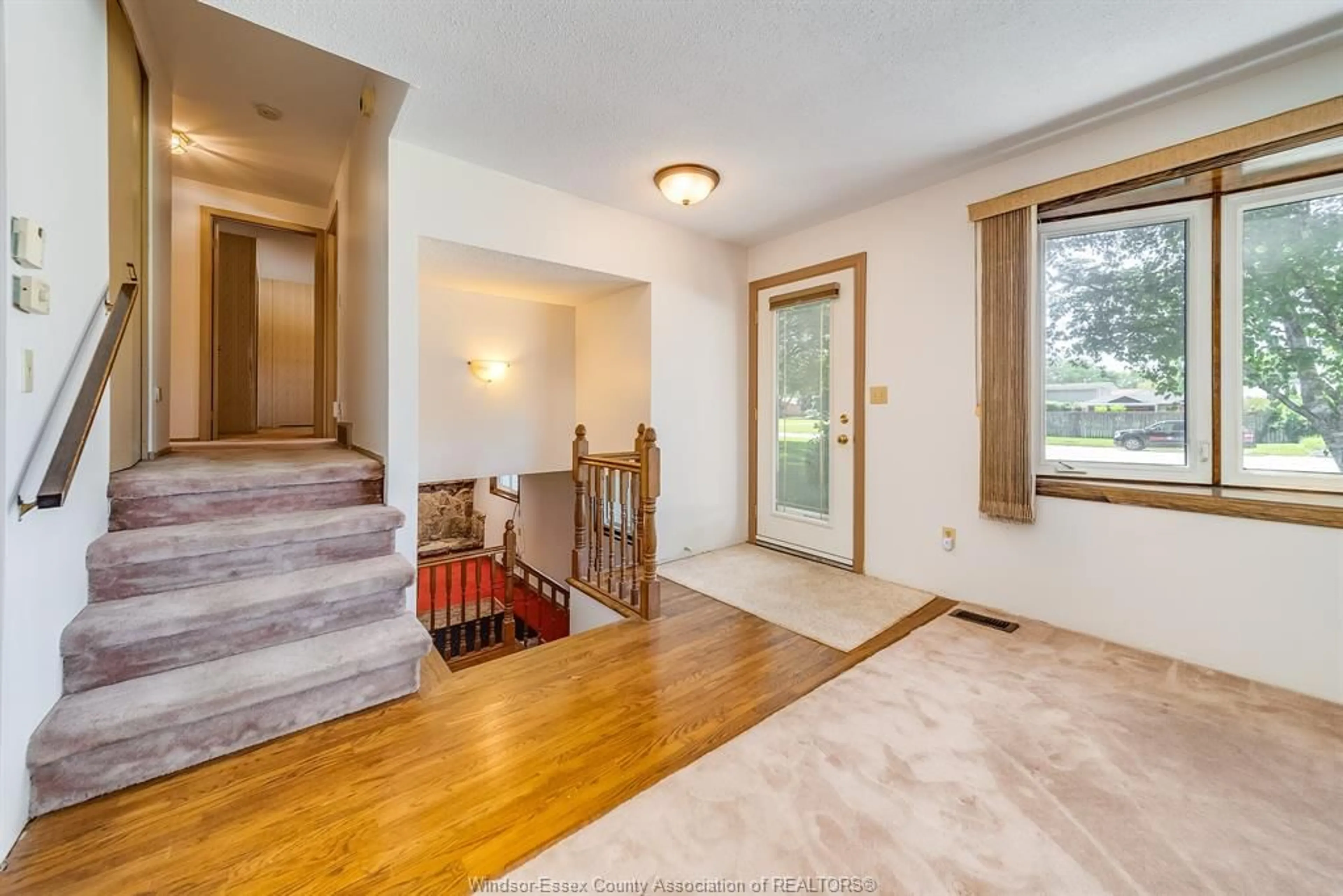 Indoor foyer for 26 SPRING Crt, Amherstburg Ontario N9V 3A9
