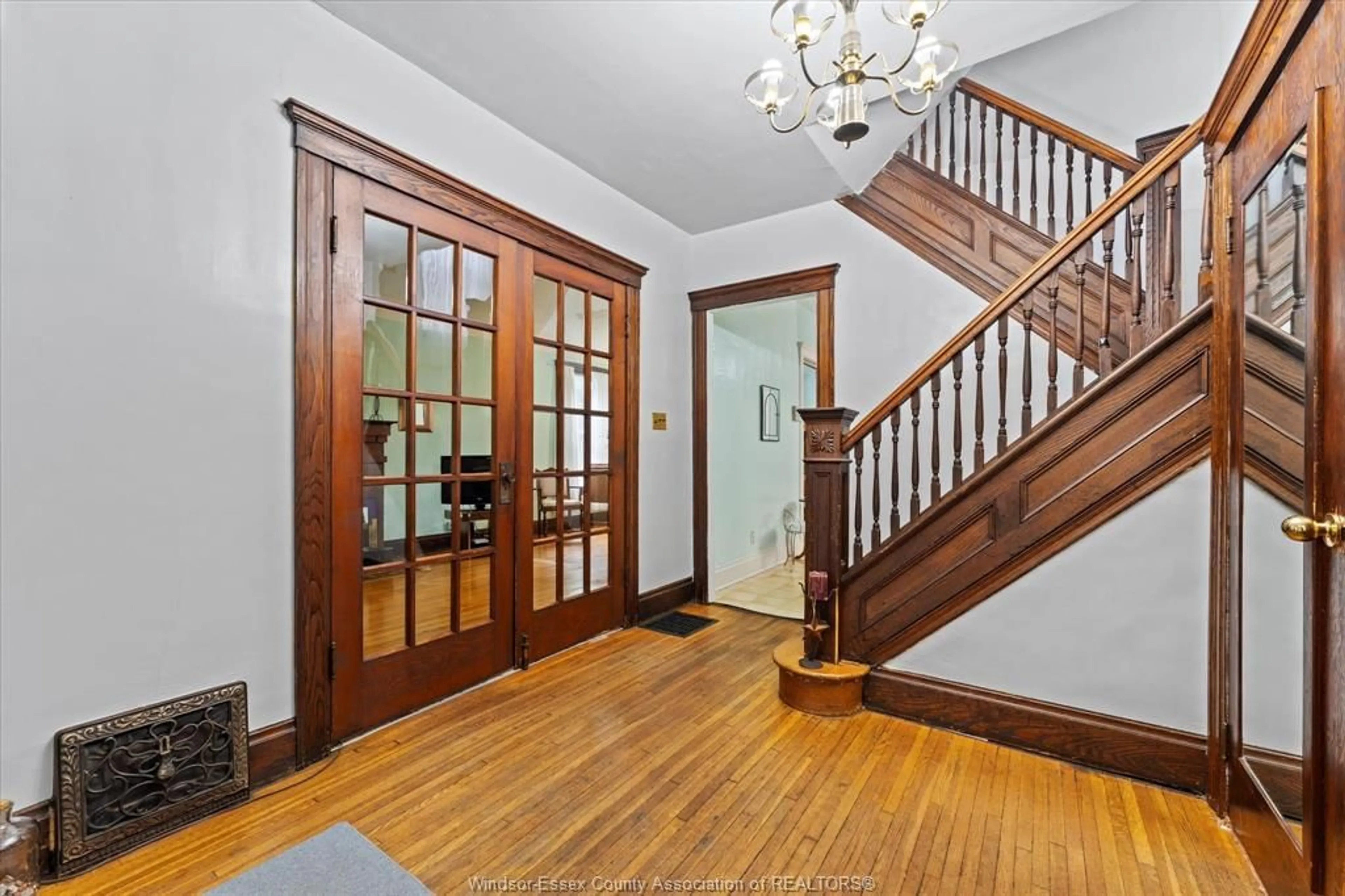 Indoor foyer for 671 WINDERMERE Rd, Windsor Ontario N8Y 3E2
