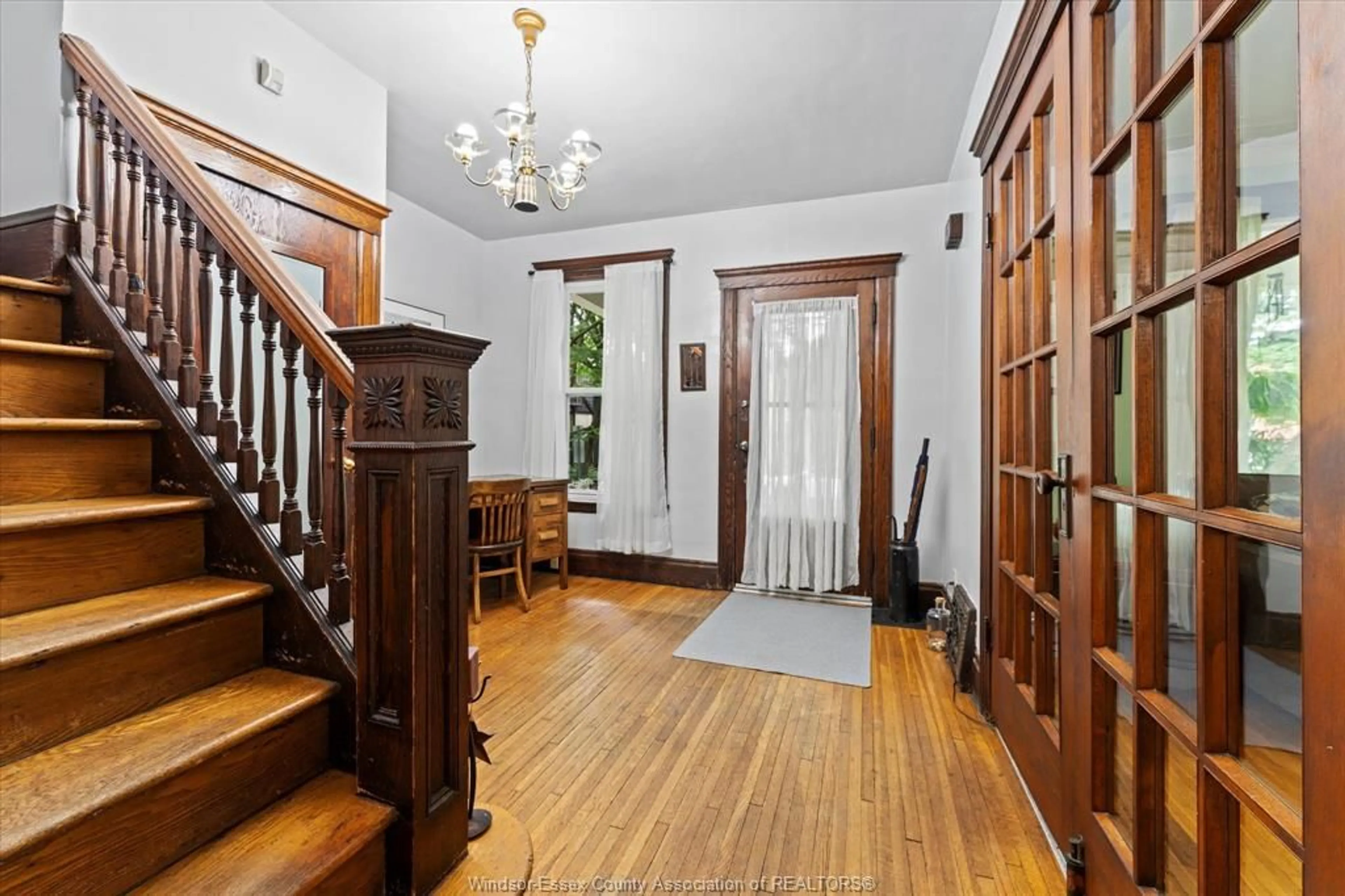 Indoor foyer for 671 WINDERMERE Rd, Windsor Ontario N8Y 3E2