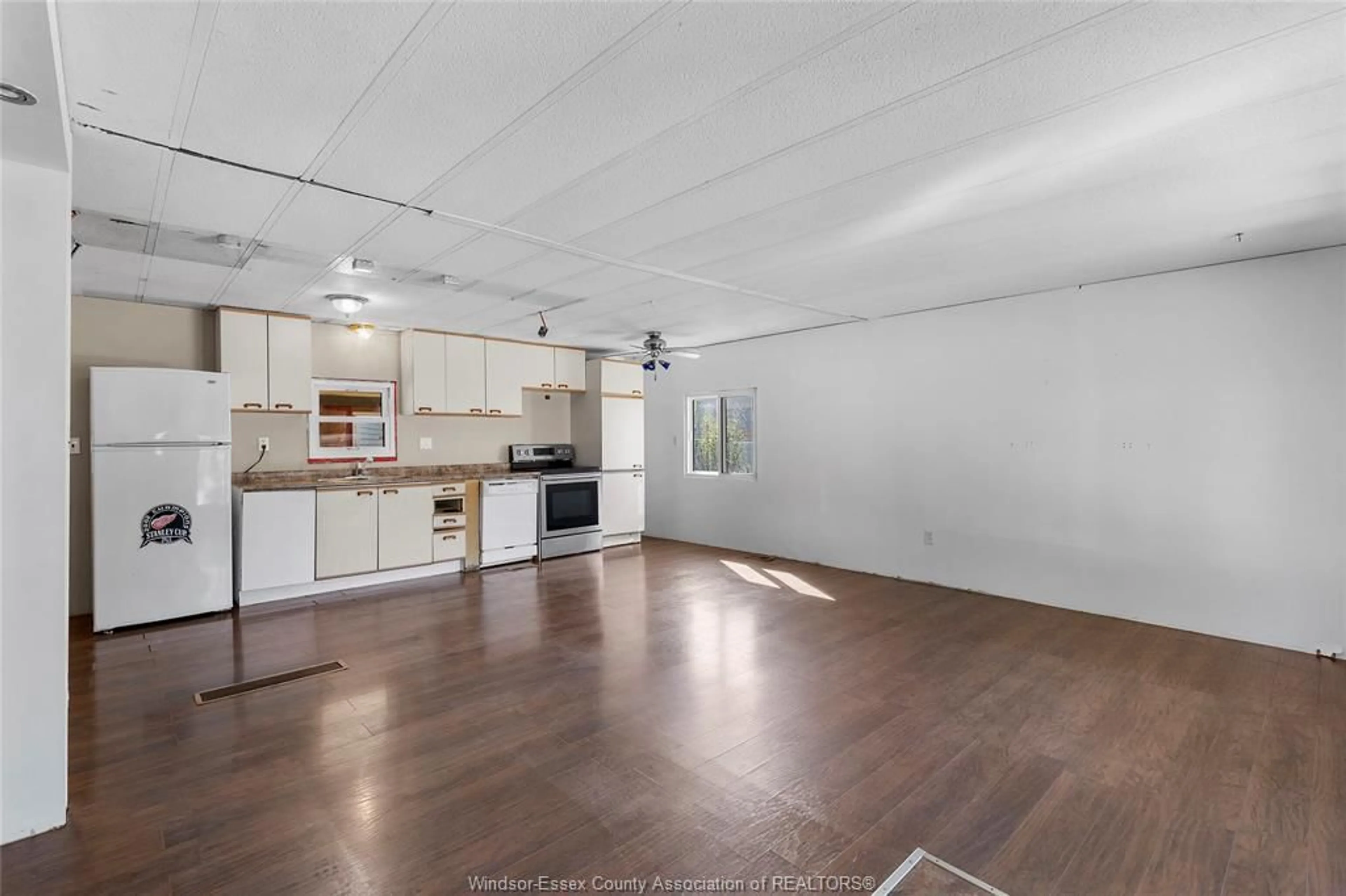Open concept kitchen, unknown for 8 HICKORY, McGregor Ontario N0R 1J0
