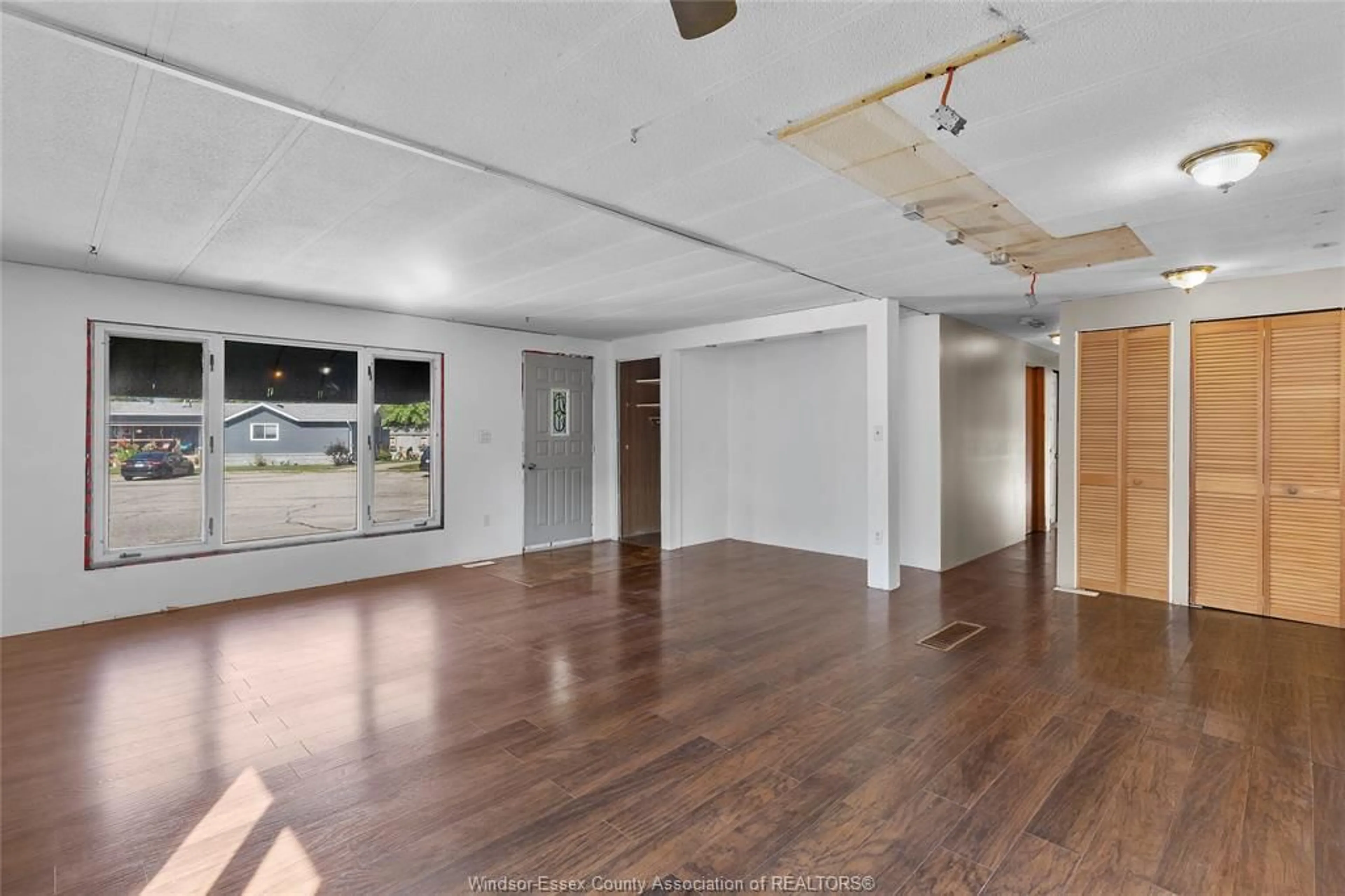 Indoor foyer for 8 HICKORY, McGregor Ontario N0R 1J0