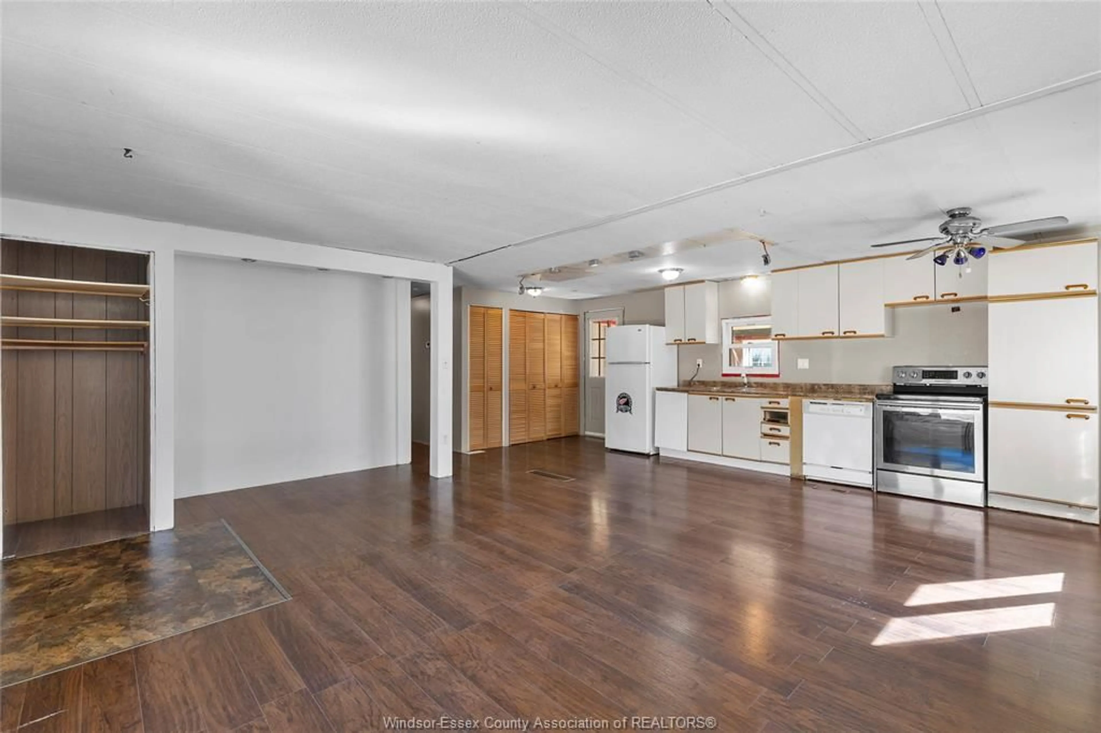 Open concept kitchen, unknown for 8 HICKORY, McGregor Ontario N0R 1J0