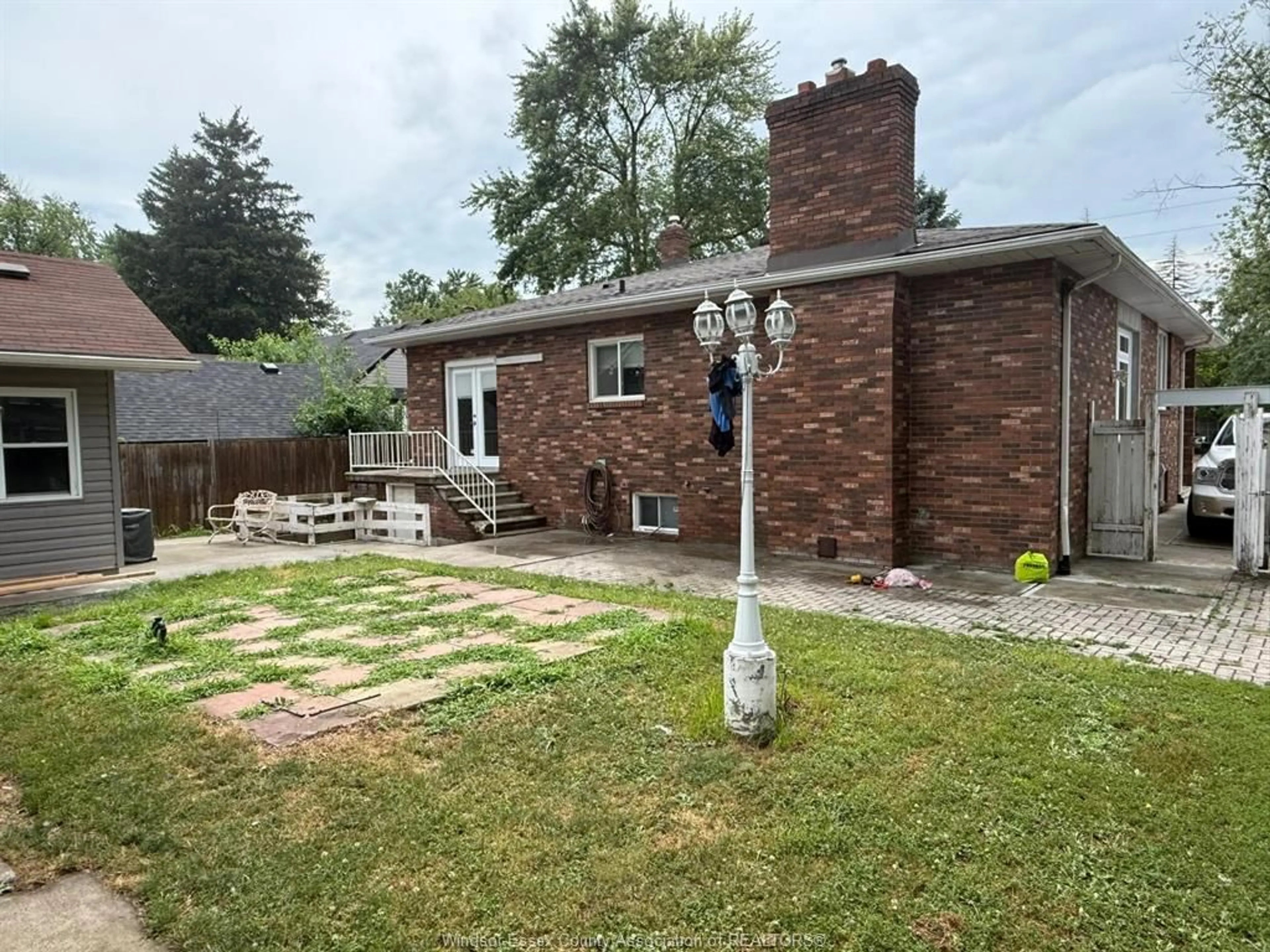 A pic from outside/outdoor area/front of a property/back of a property/a pic from drone, street for 3880 HOWARD Ave, Windsor Ontario N9G 1N7