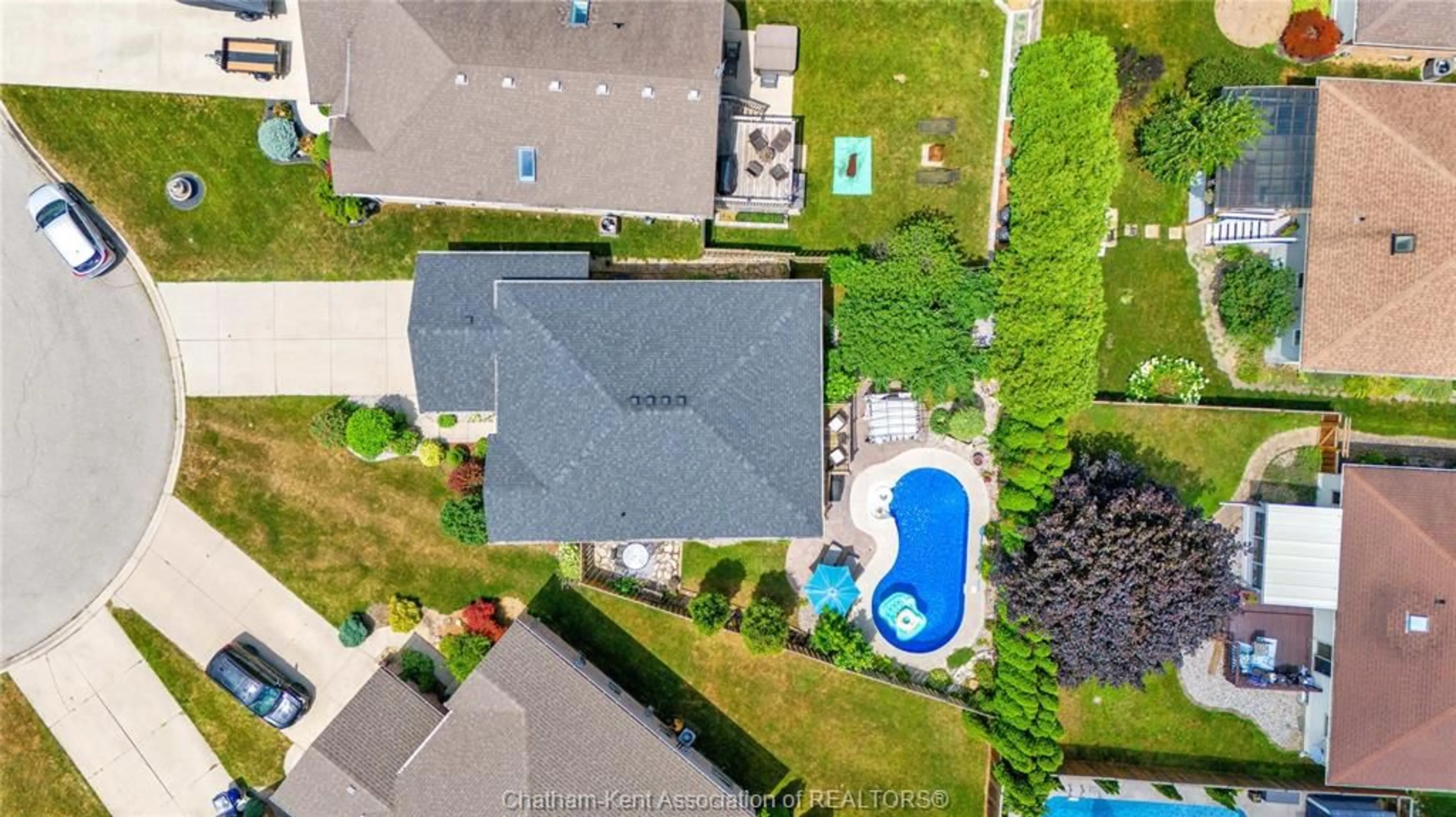 A pic from outside/outdoor area/front of a property/back of a property/a pic from drone, street for 78 Smithfield Cir, Chatham Ontario N7L 5S1