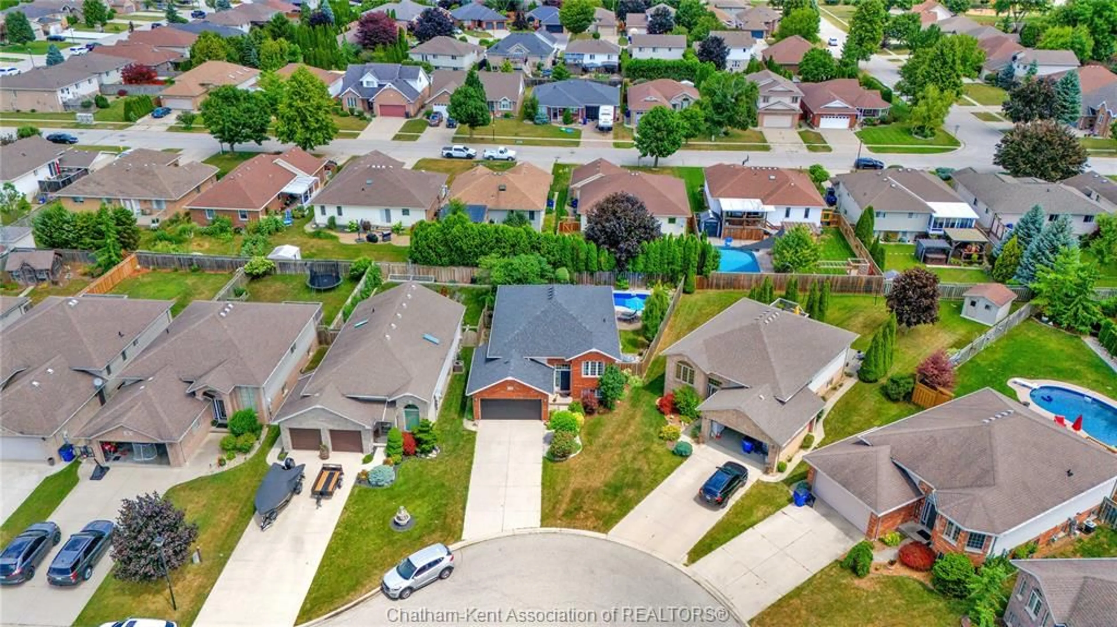 A pic from outside/outdoor area/front of a property/back of a property/a pic from drone, street for 78 Smithfield Cir, Chatham Ontario N7L 5S1